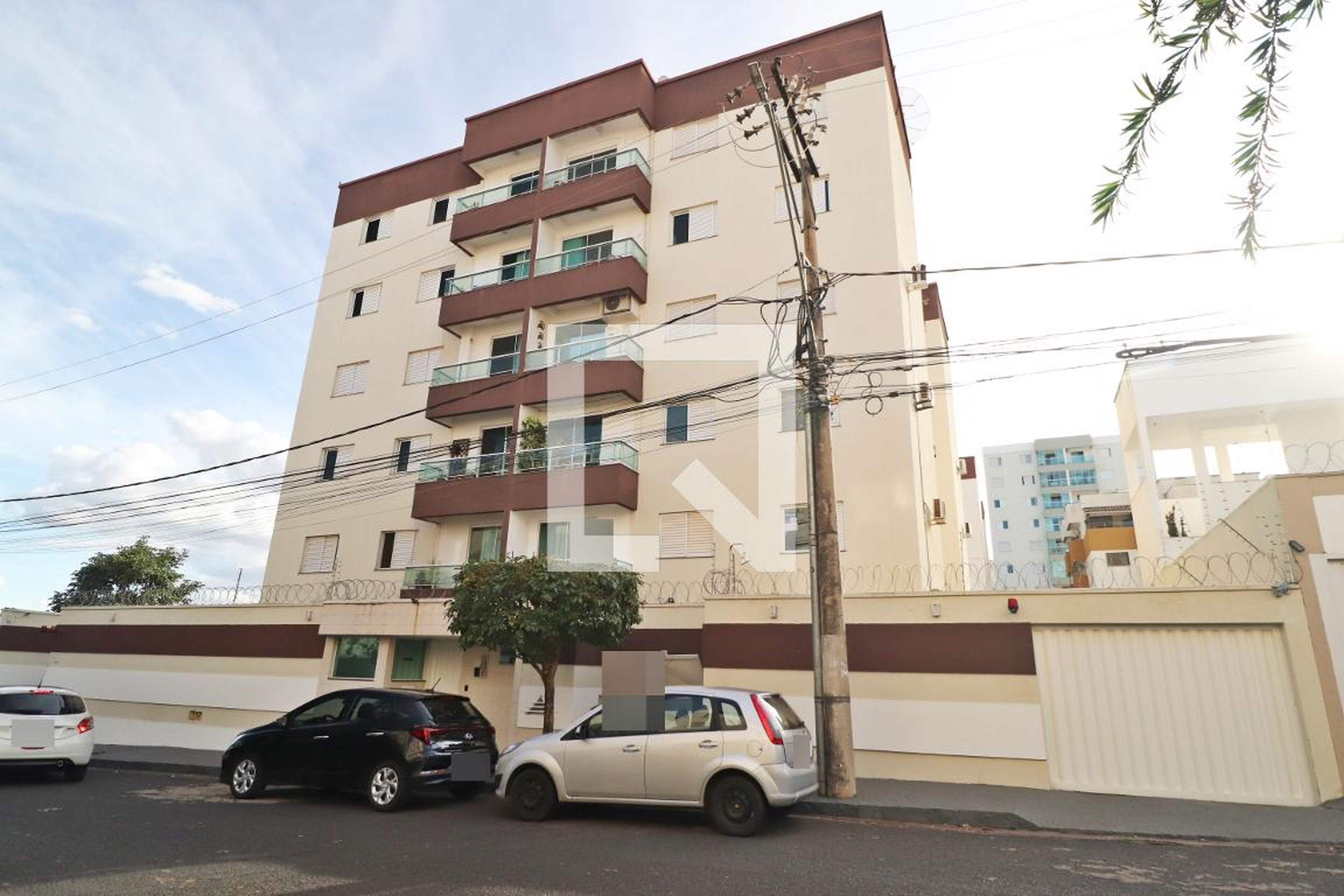 Fachada Condomínio em Rua Joaquim Fernandes Veloso, 40
