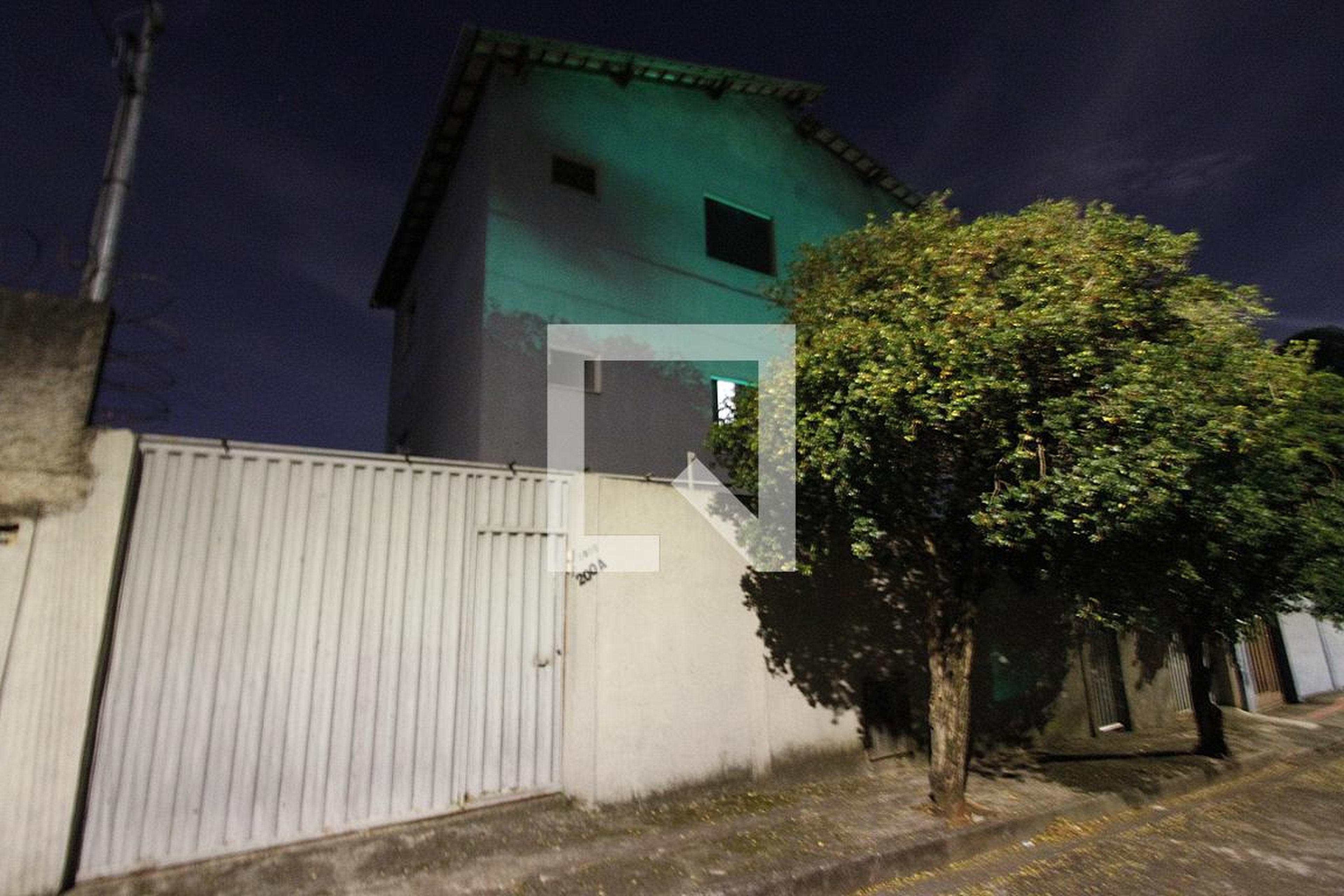 Fachada Condomínio em Rua Orlando Rodrigues, 200