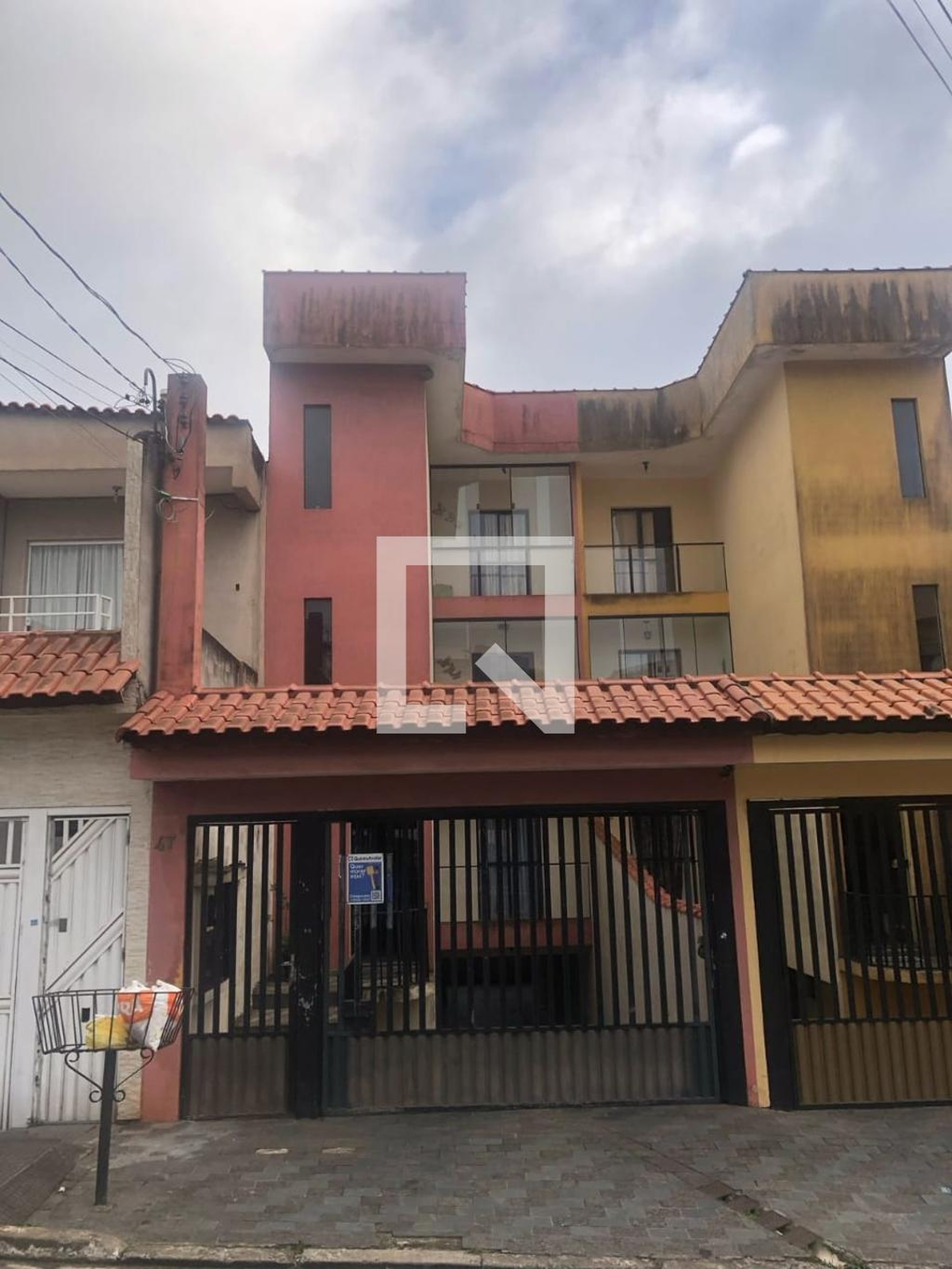 Fachada Condomínio em Rua Professora Maria Losangeles Navarro, 47