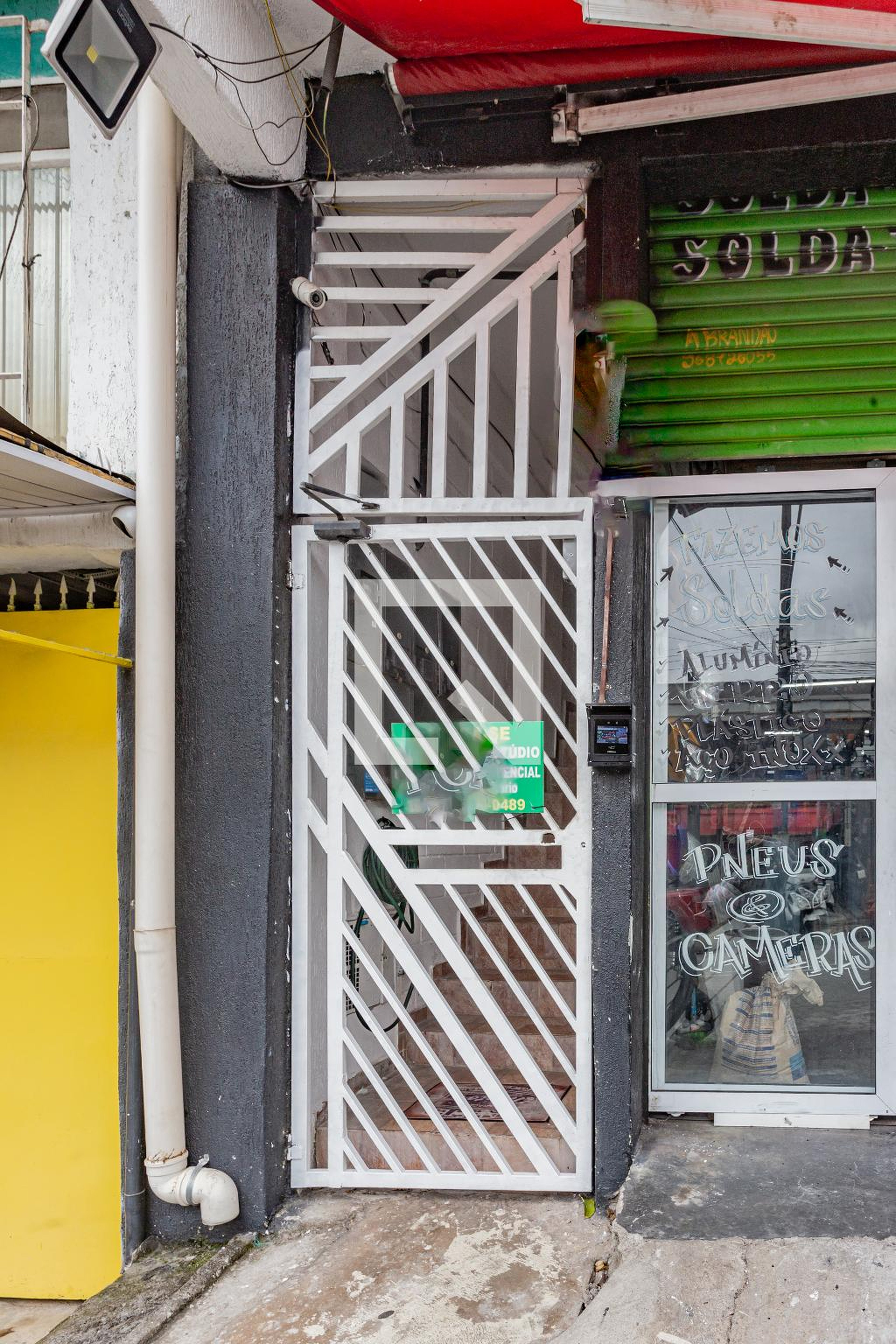 Fachada Condomínio em Rua Romão Puiggari, 27