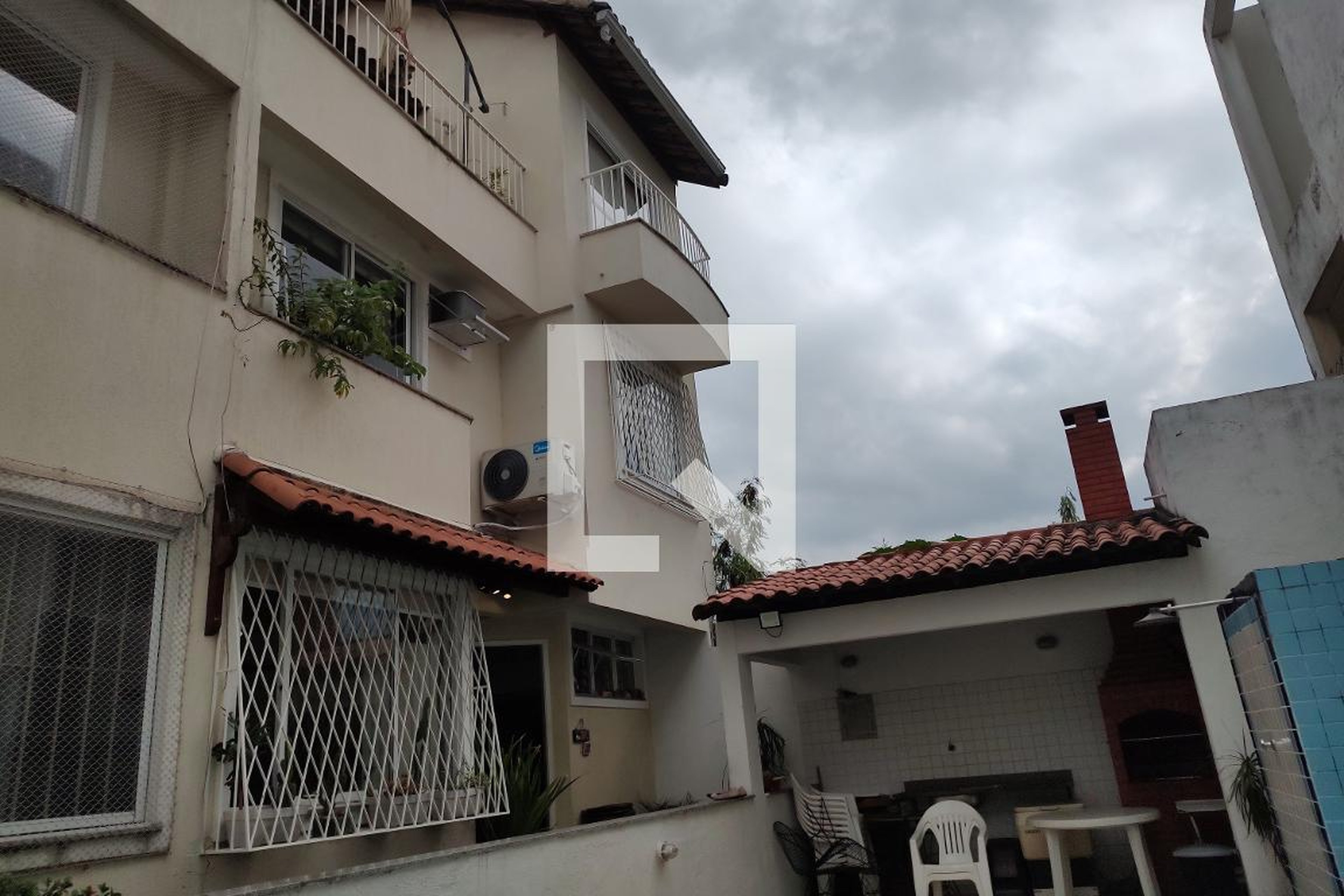 Fachada Condomínio Em Rua Félix Crame 72