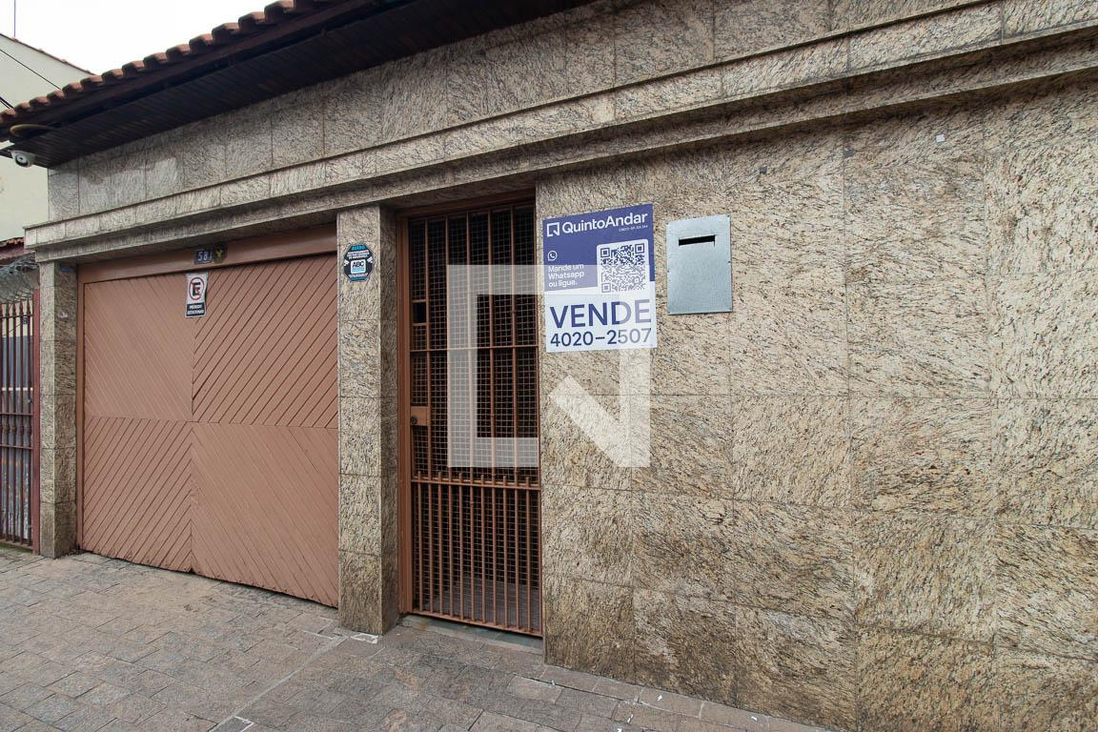 Fachada Condomínio em Rua Isabel Ribeiro da Silva, 58