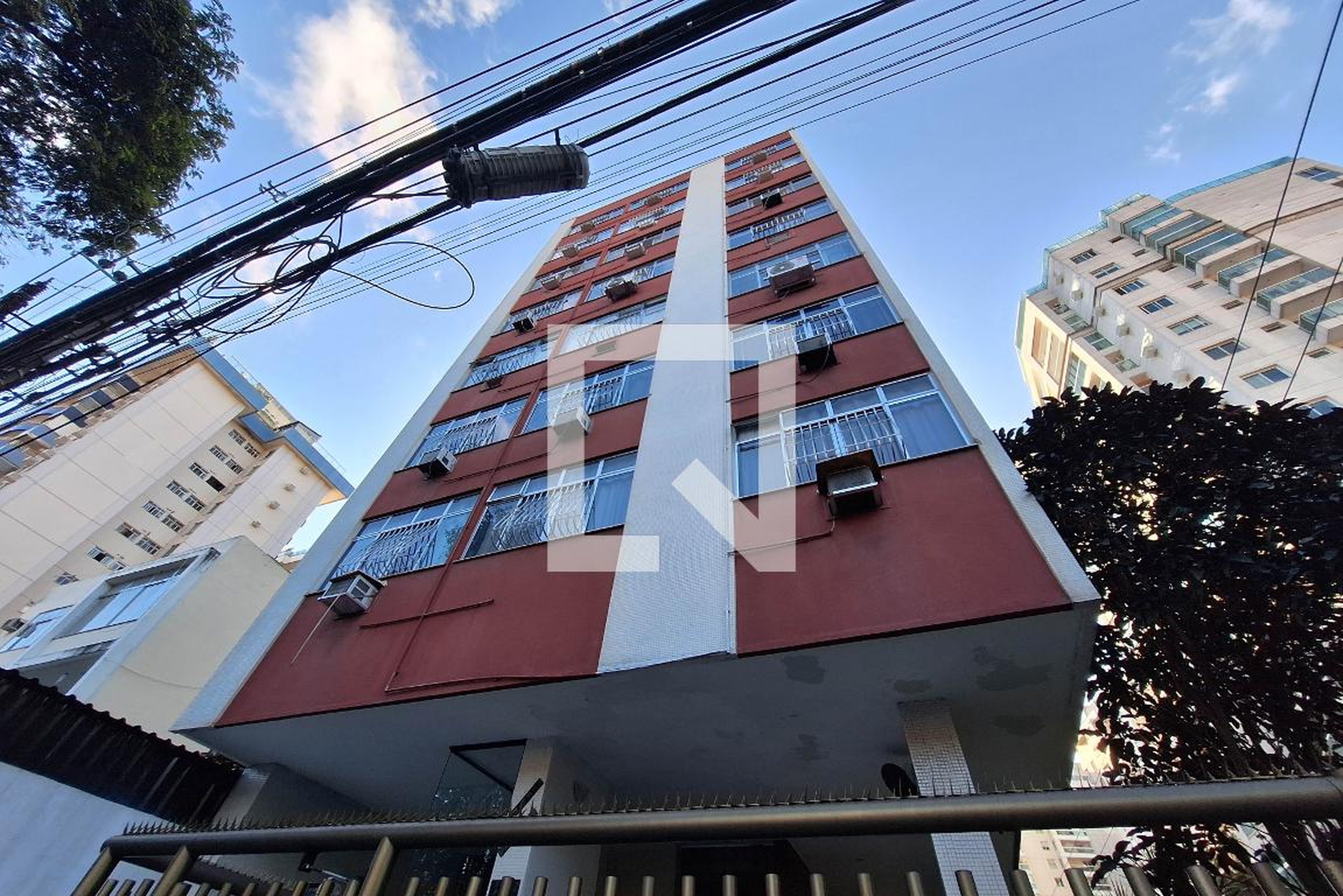 Fachada Condomínio em Avenida Almirante Ary Parreiras, 453