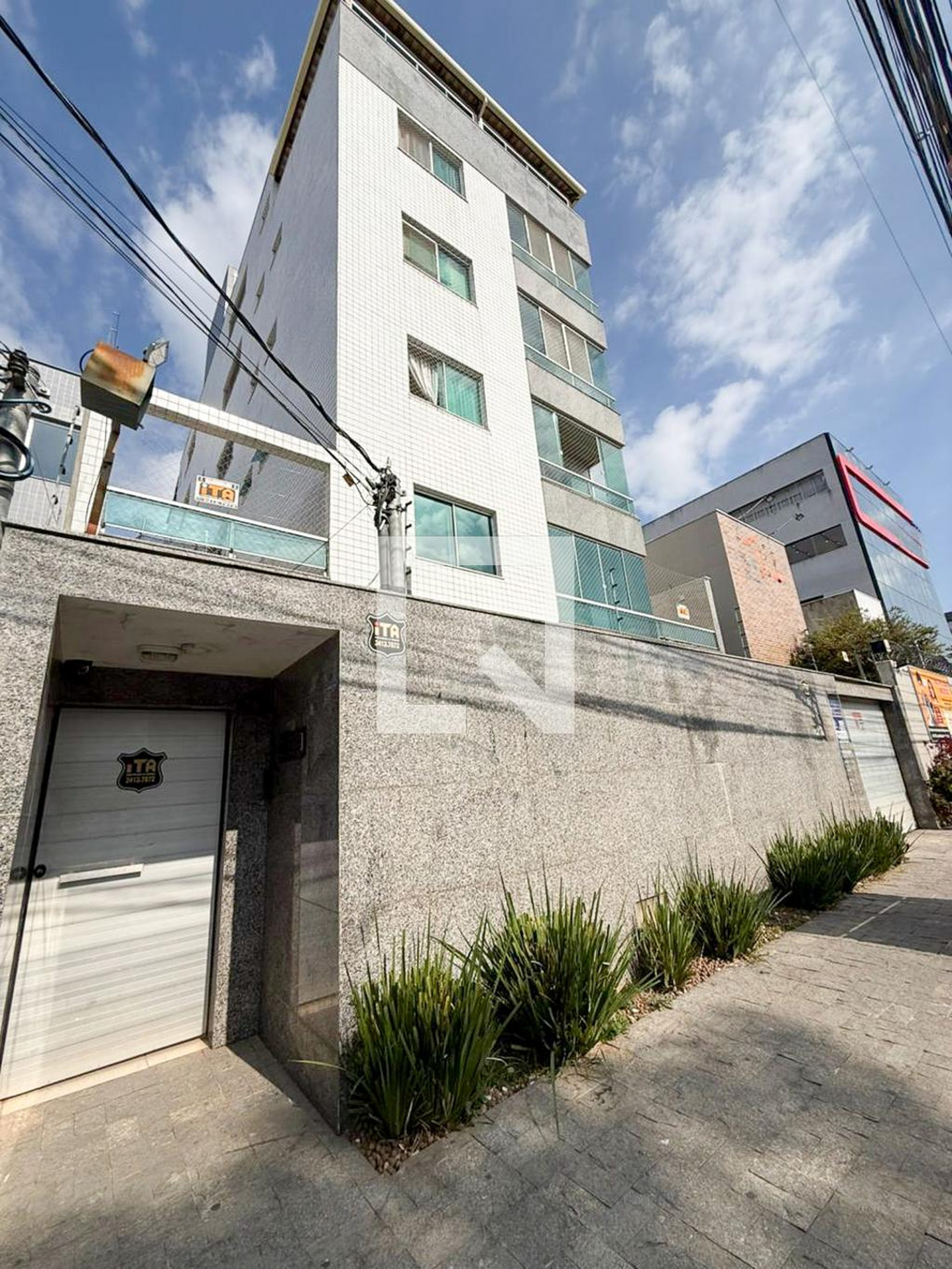 Fachada Condomínio em Alameda dos Sabiás, 701