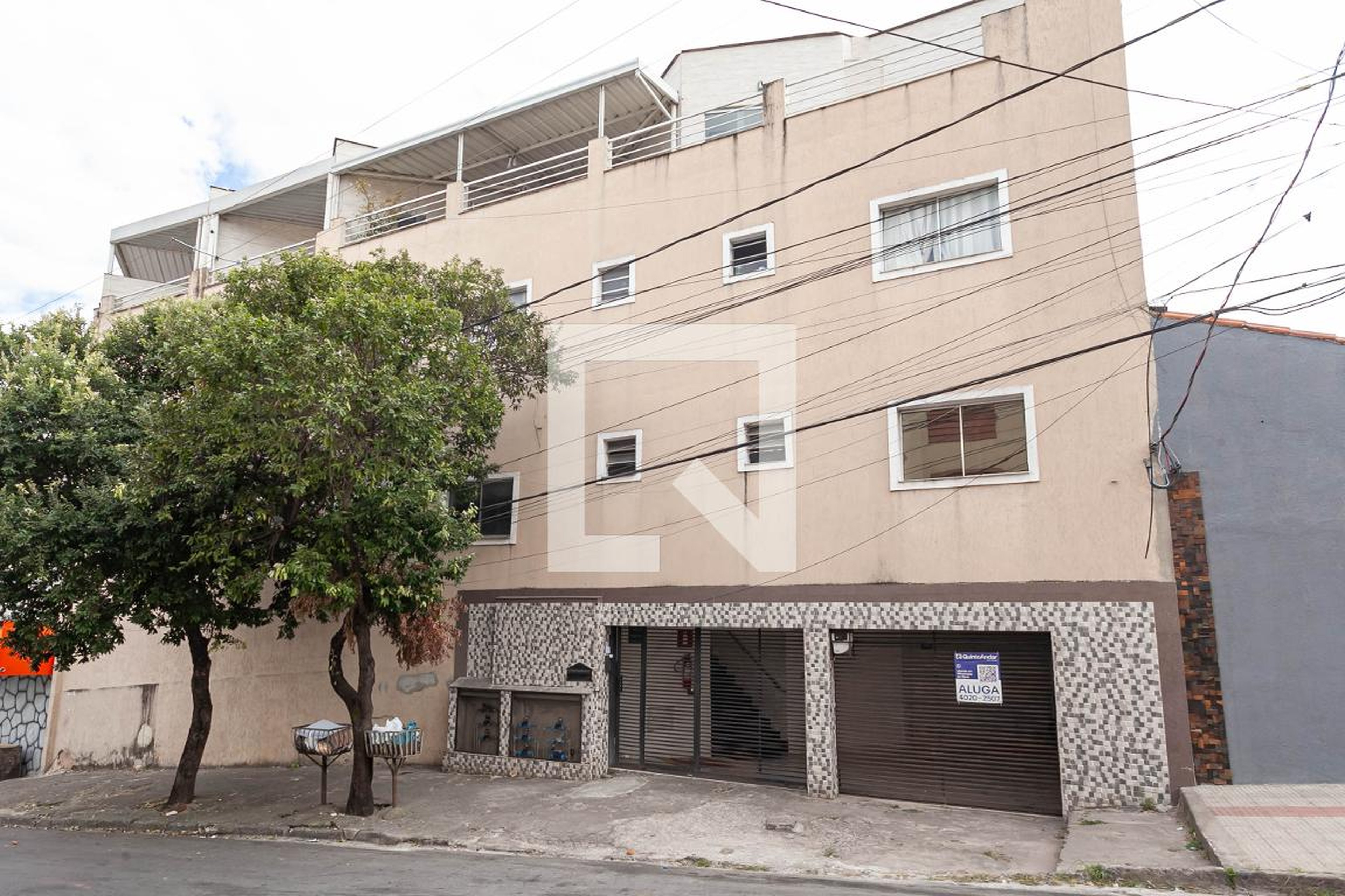 Fachada Condomínio em Rua Maria Cesárea Moreira, 13