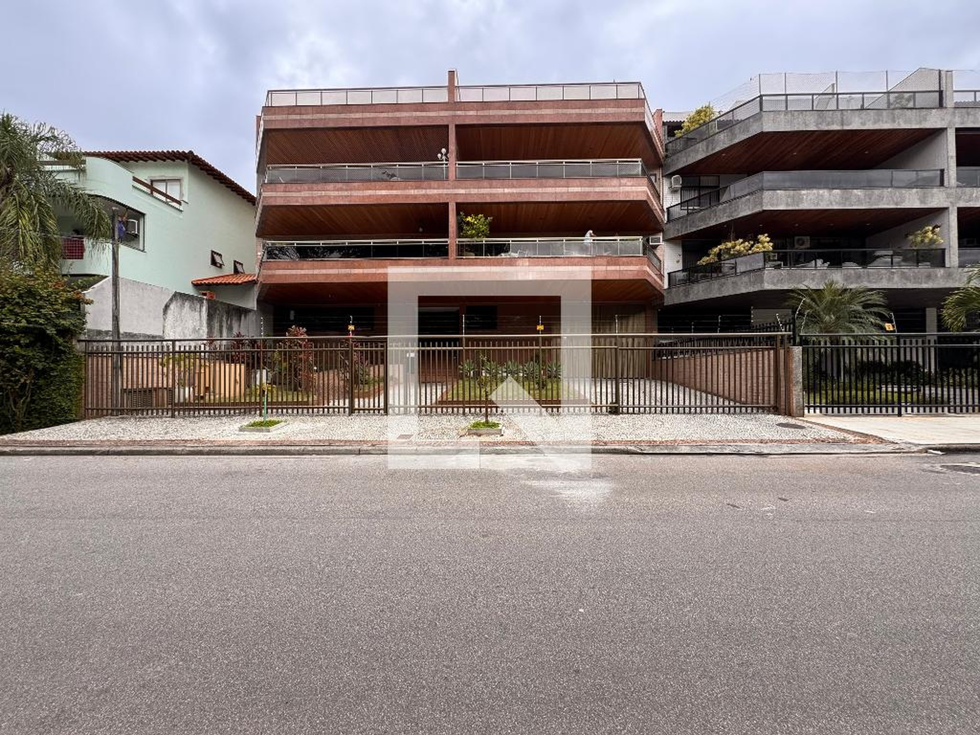 Fachada Condomínio em Rua Professor Hermes Lima, 75