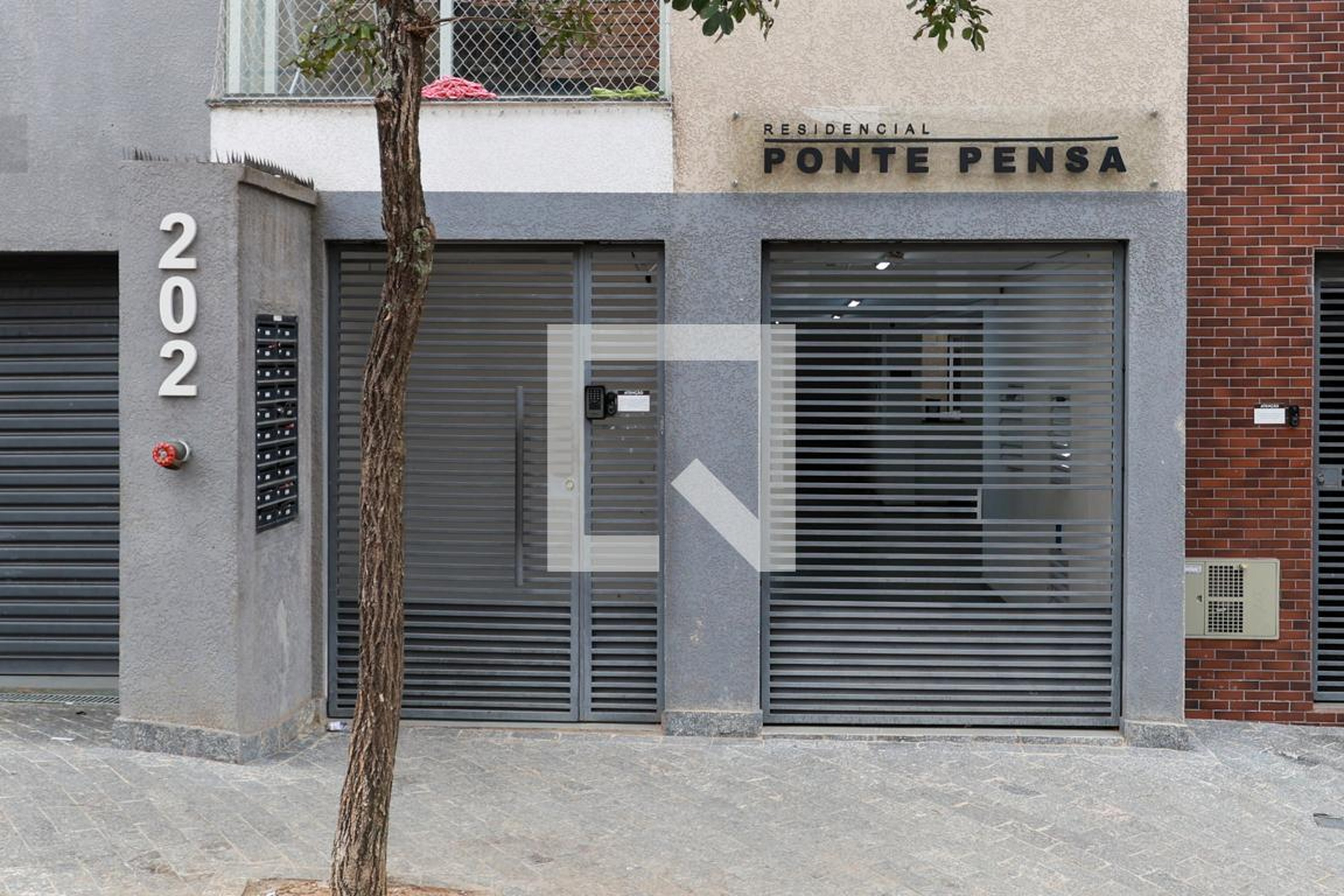 Fachada do condomínio Condomínio em Rua Ponte Pensa, 202