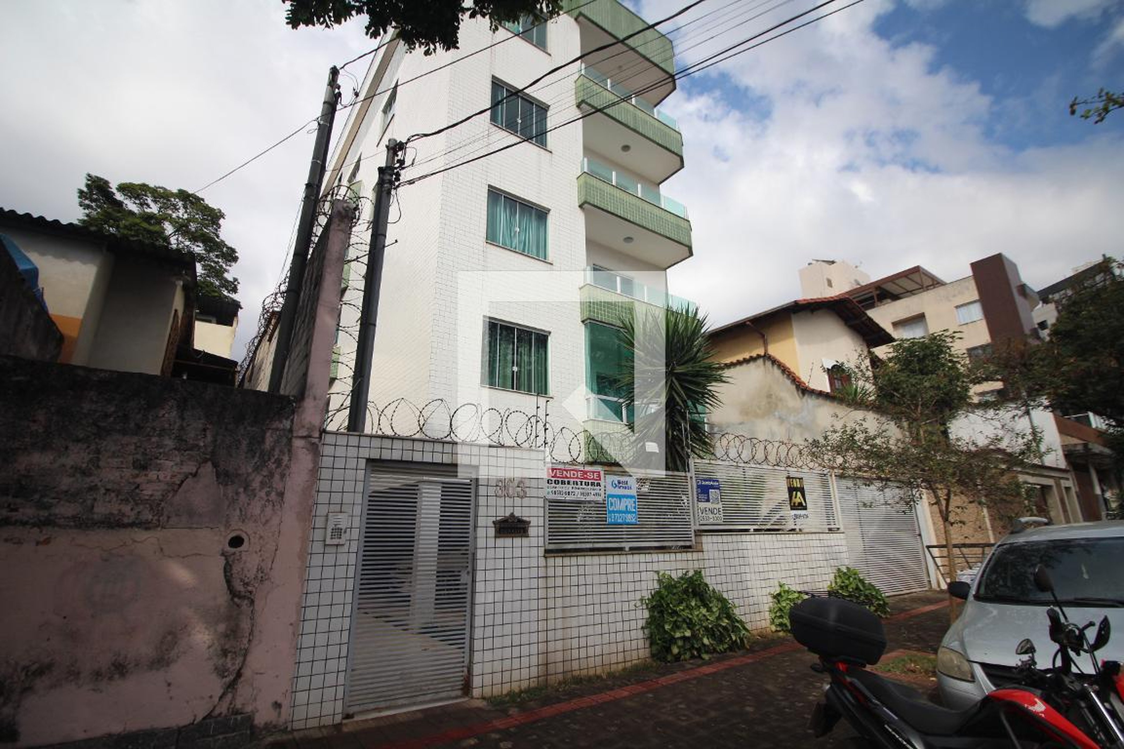 Fachada Condomínio em Rua Caetano de Azeredo, 303