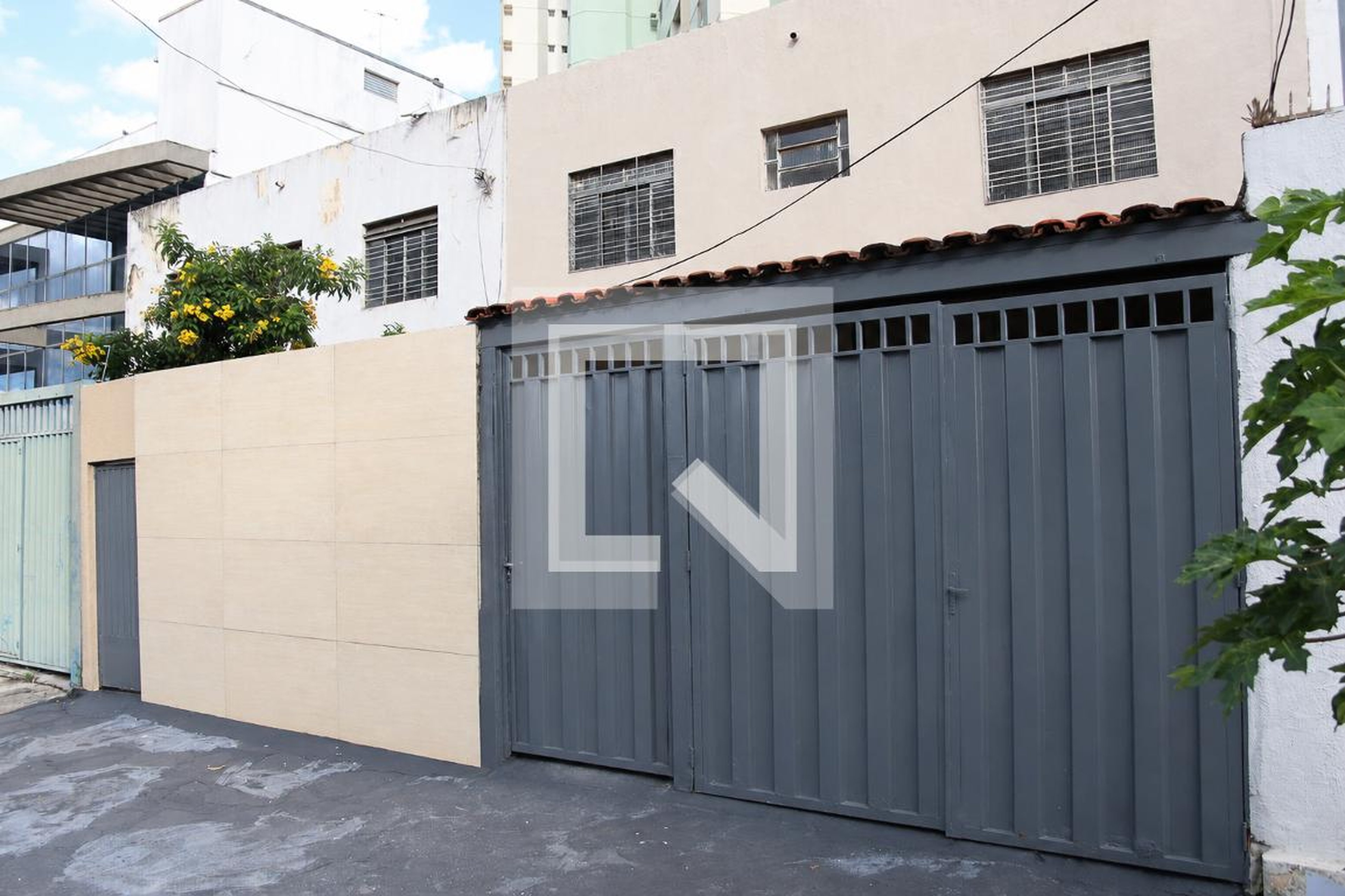 Fachada Condomínio em Rua R-27, 23