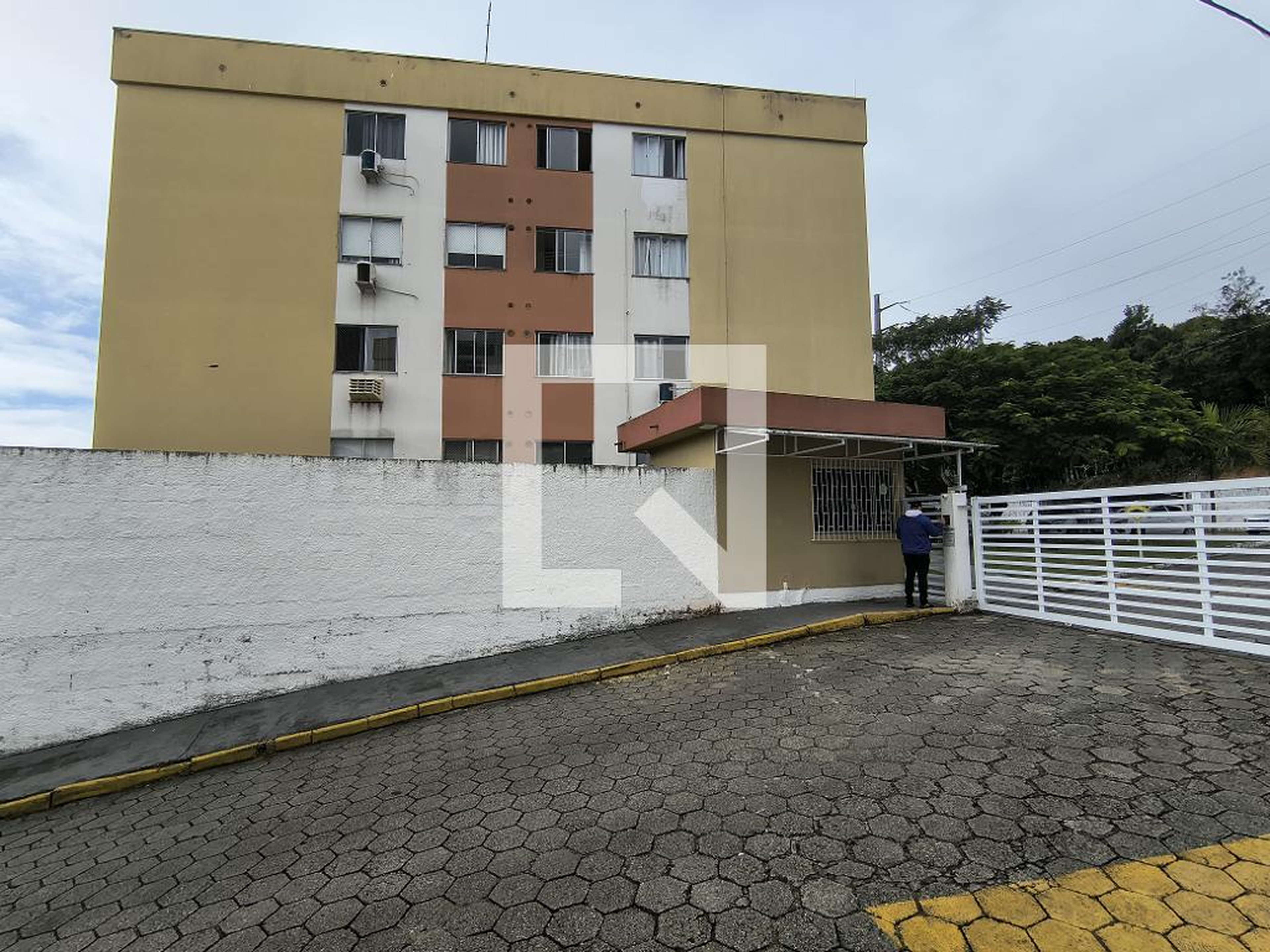 Fachada Condomínio em Rua Expedicionário Aderbal Correa da Silva, 203