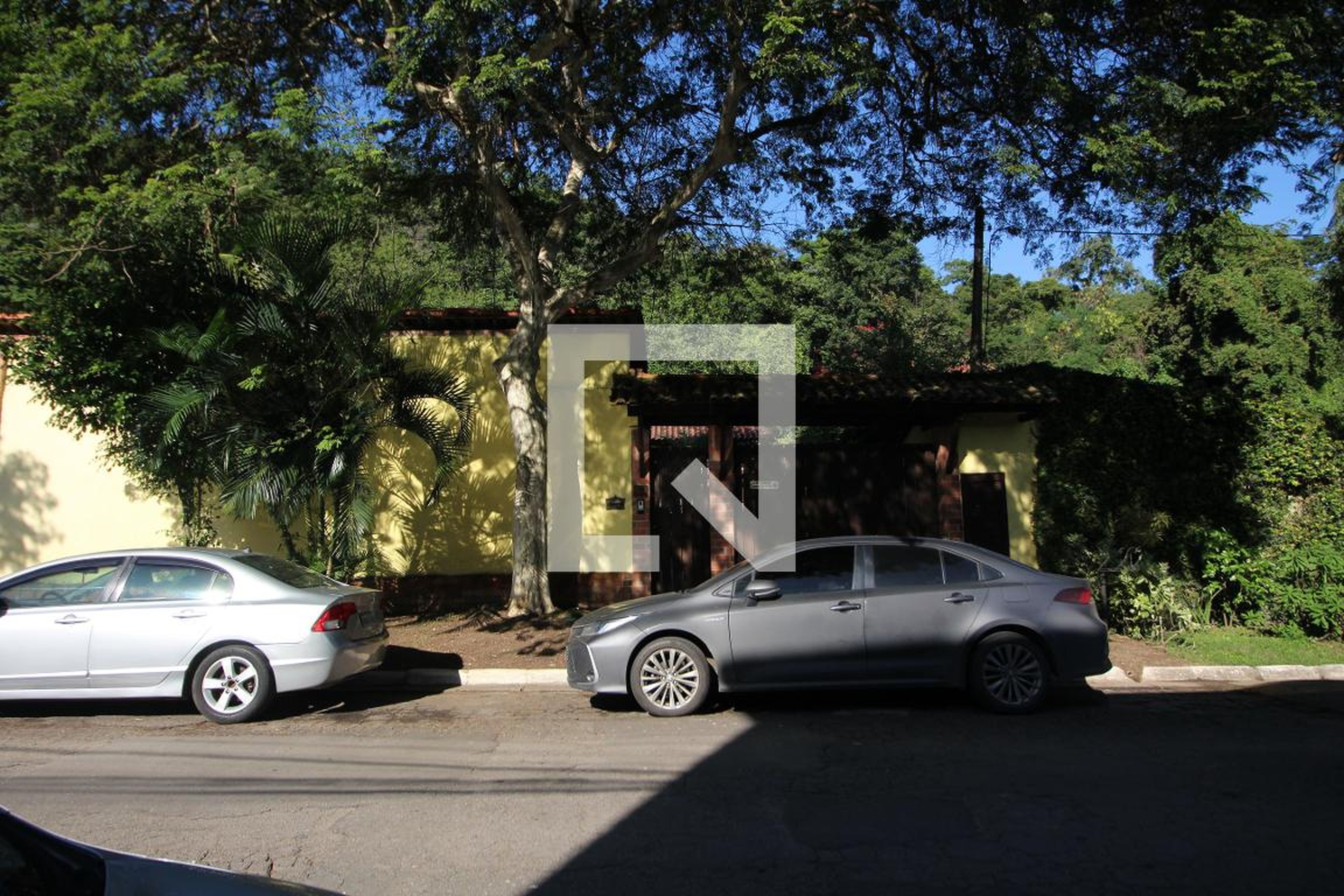 Fachada Condomínio em Rua Aroeira, 70