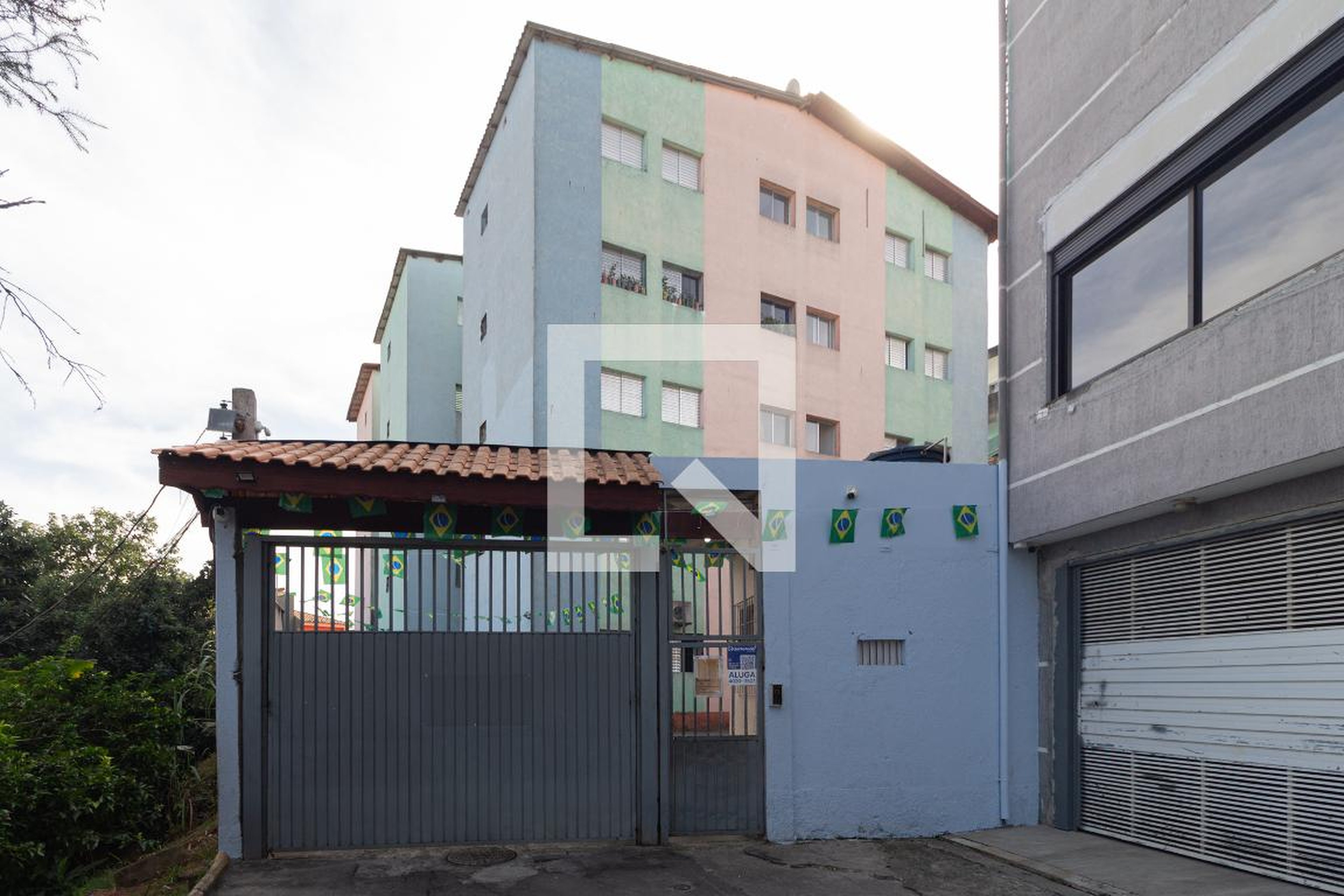 Fachada Condomínio em Rua Rosalina Clara da Silva, 68