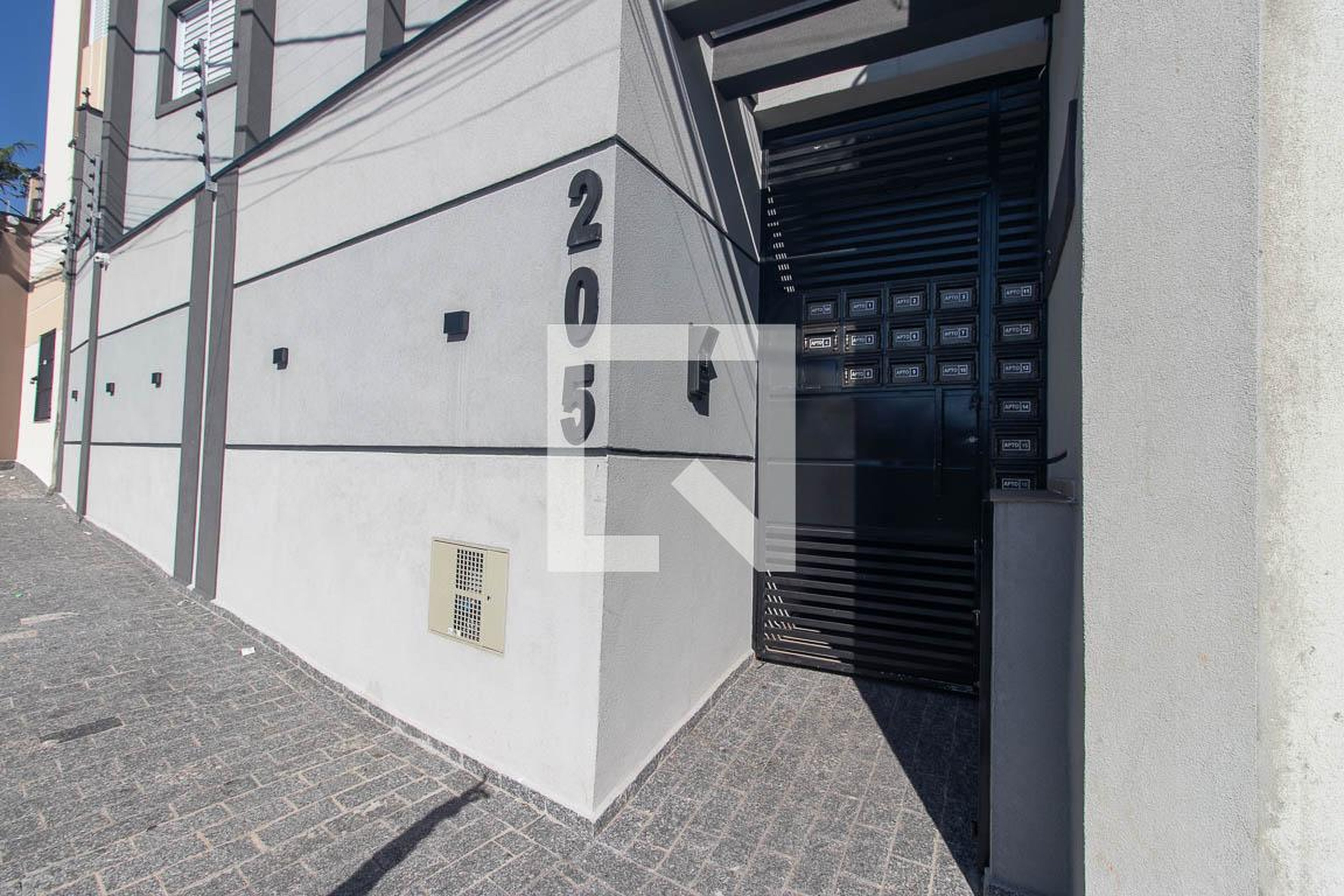 Fachada Condomínio em Rua Monte D'Ouro, 205