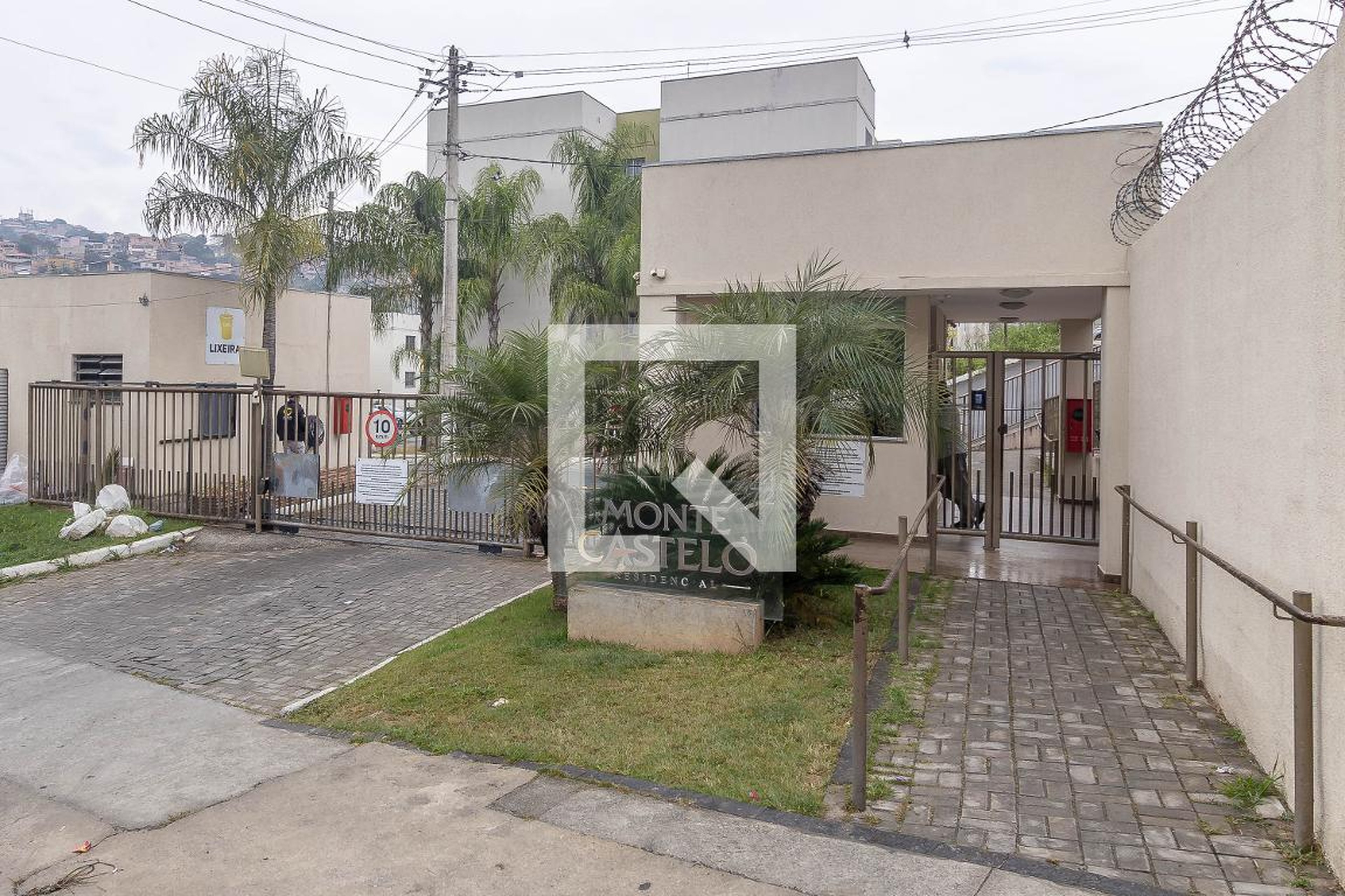 Fachada Condomínio em Rua Alda Salomão Rezende, 2