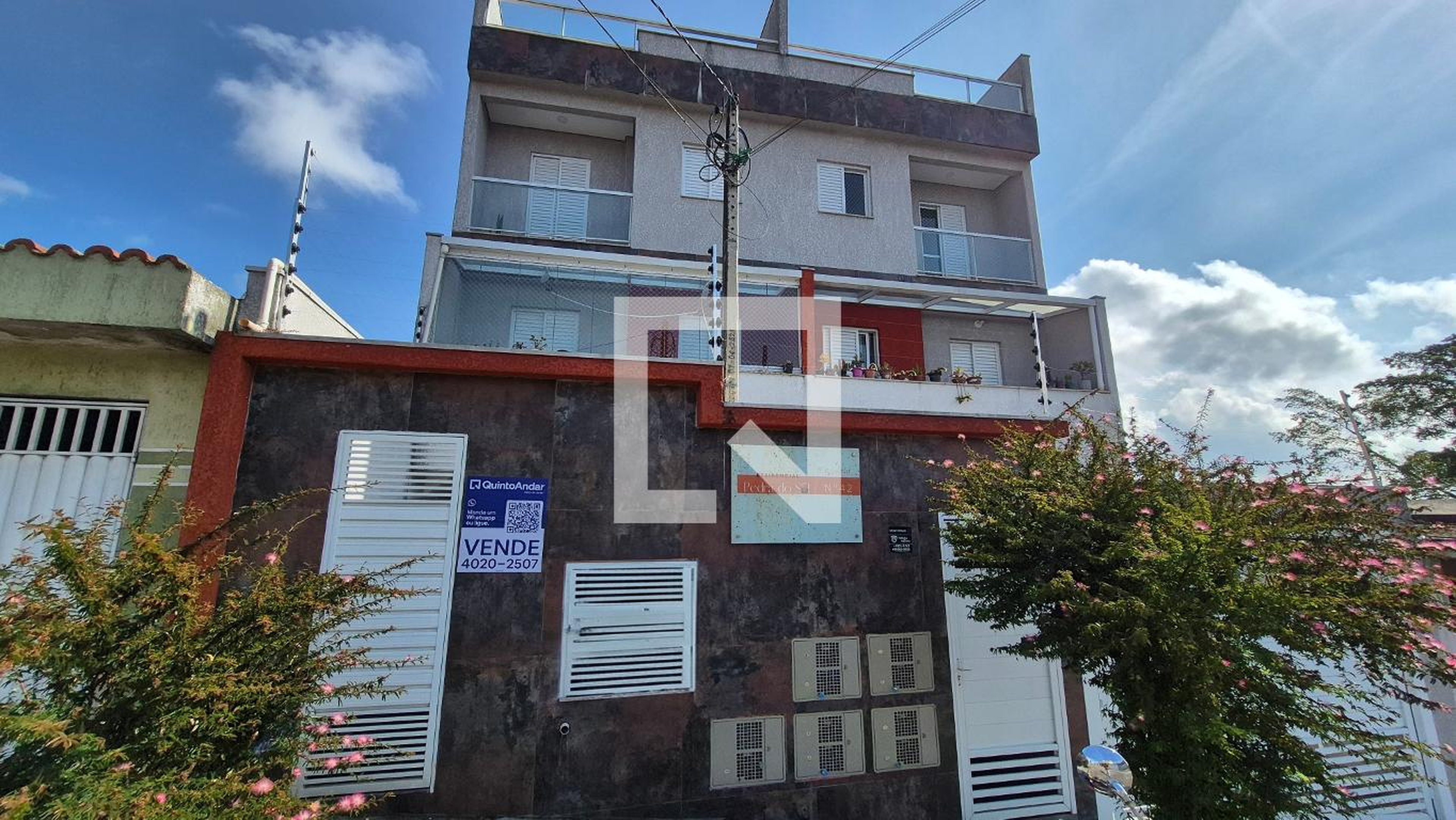 Fachada Condomínio em Rua Lucélia, 42
