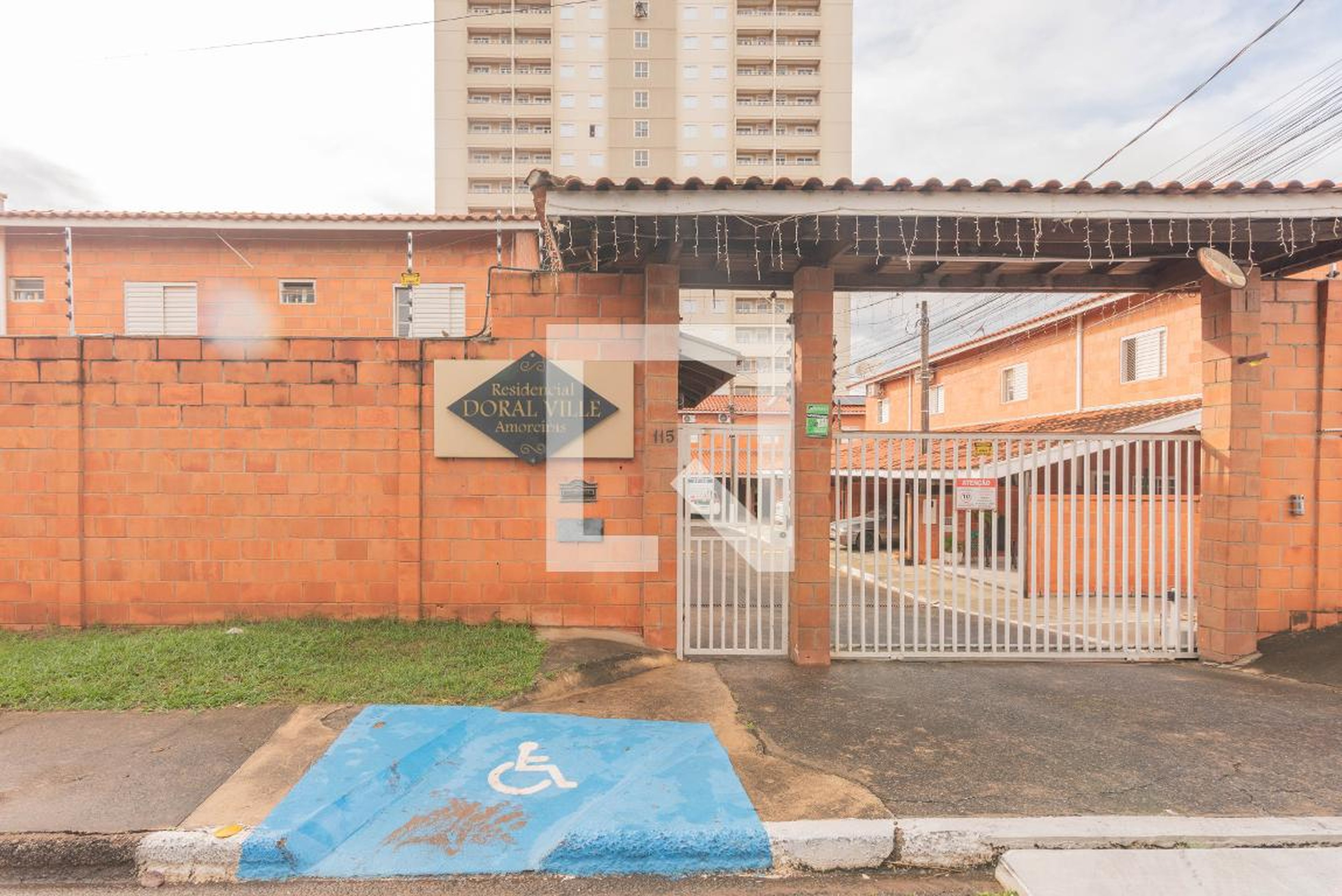 Fachada do Prédio Condomínio em Rua Baziliza Bueno de Camargo, 115