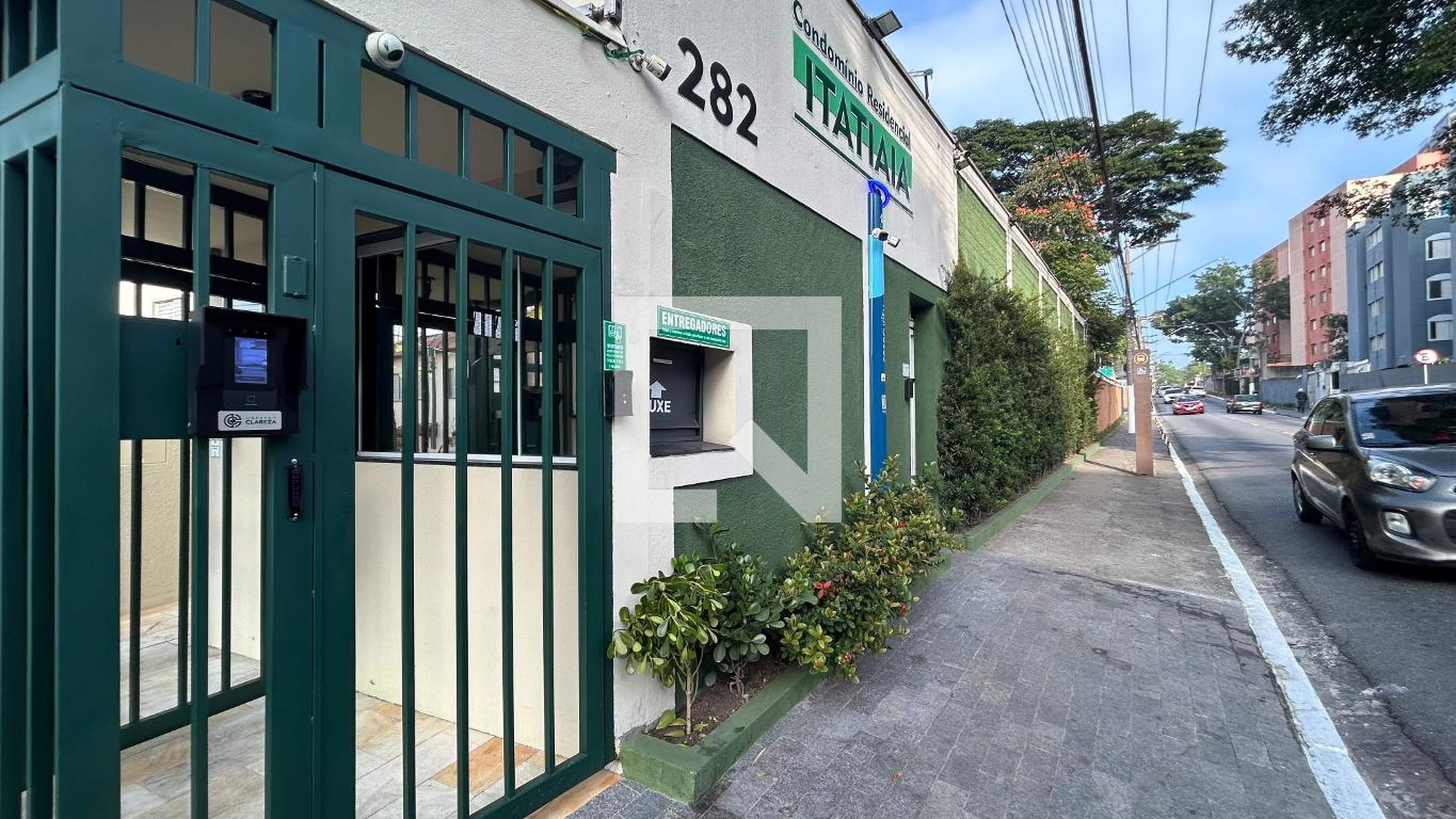 Fachada Condomínio em Rua Zike Tuma, 282