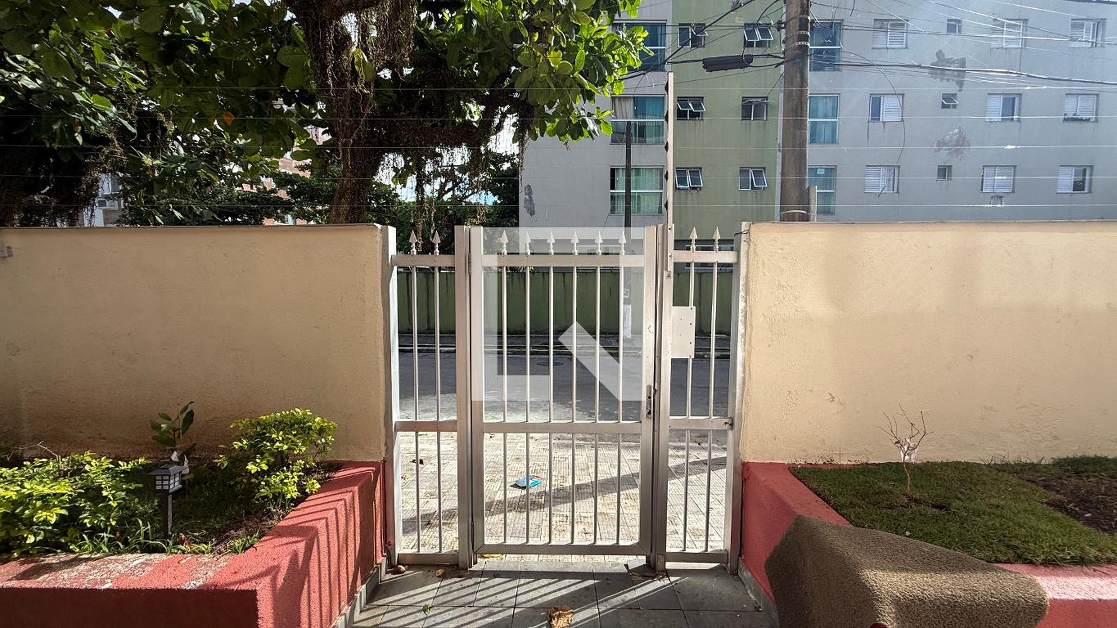 Fachada Condomínio em Rua Ignácio Miguel Estefno, 658