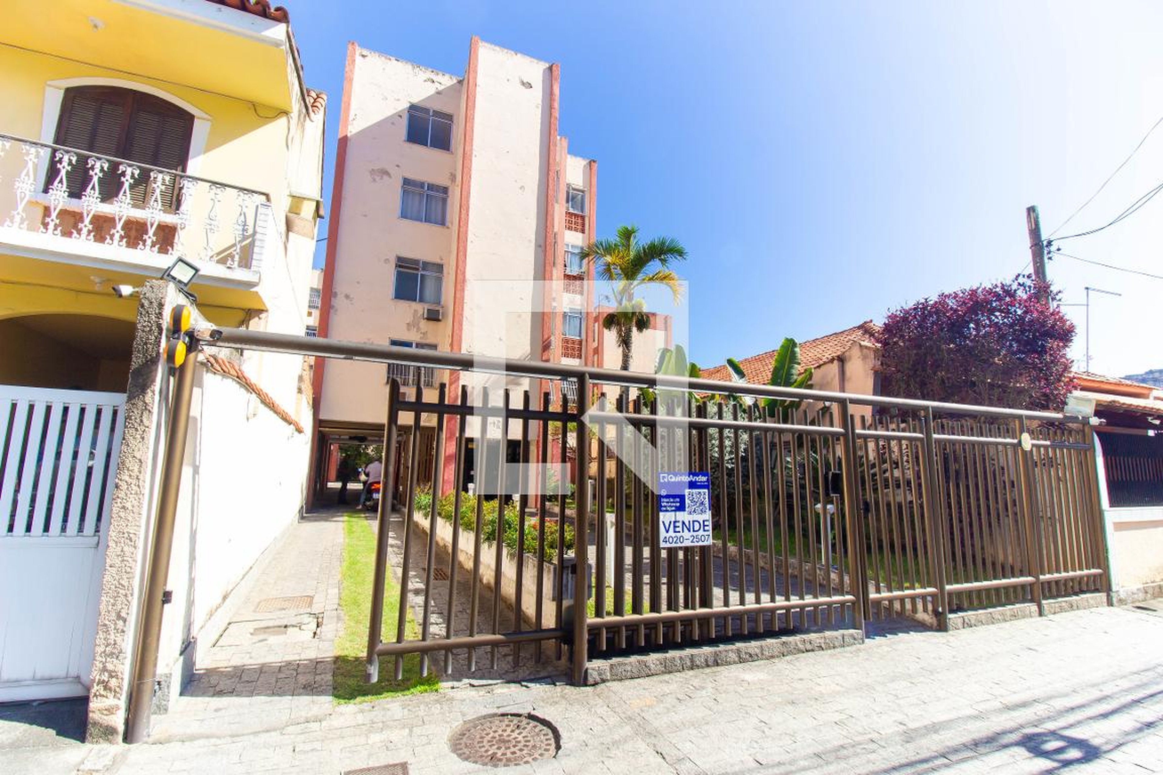 Fachada Condomínio em Rua Leite Ribeiro, 1