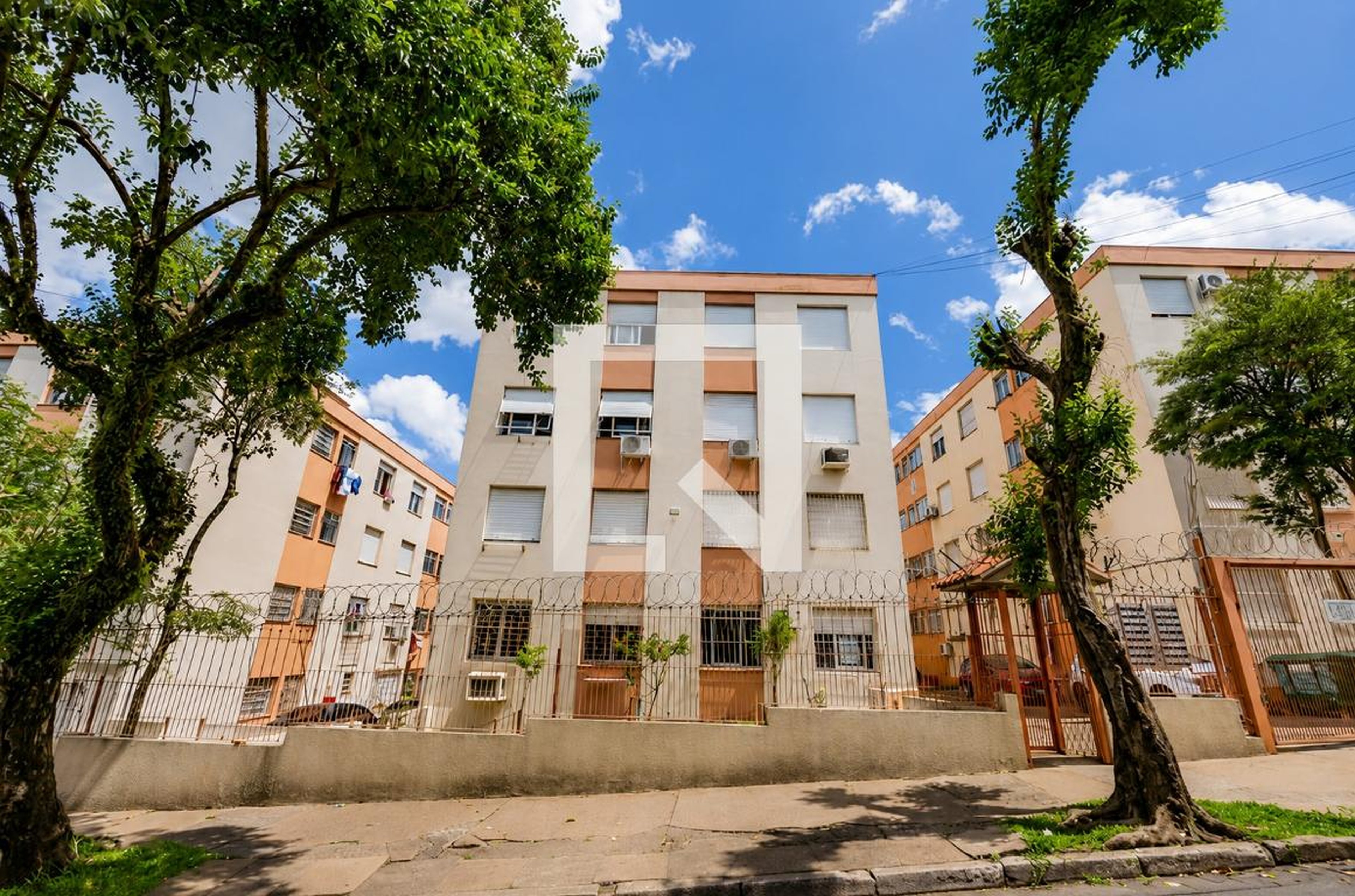 Fachada Condomínio em Rua Professor João Miguel Hallage, 96