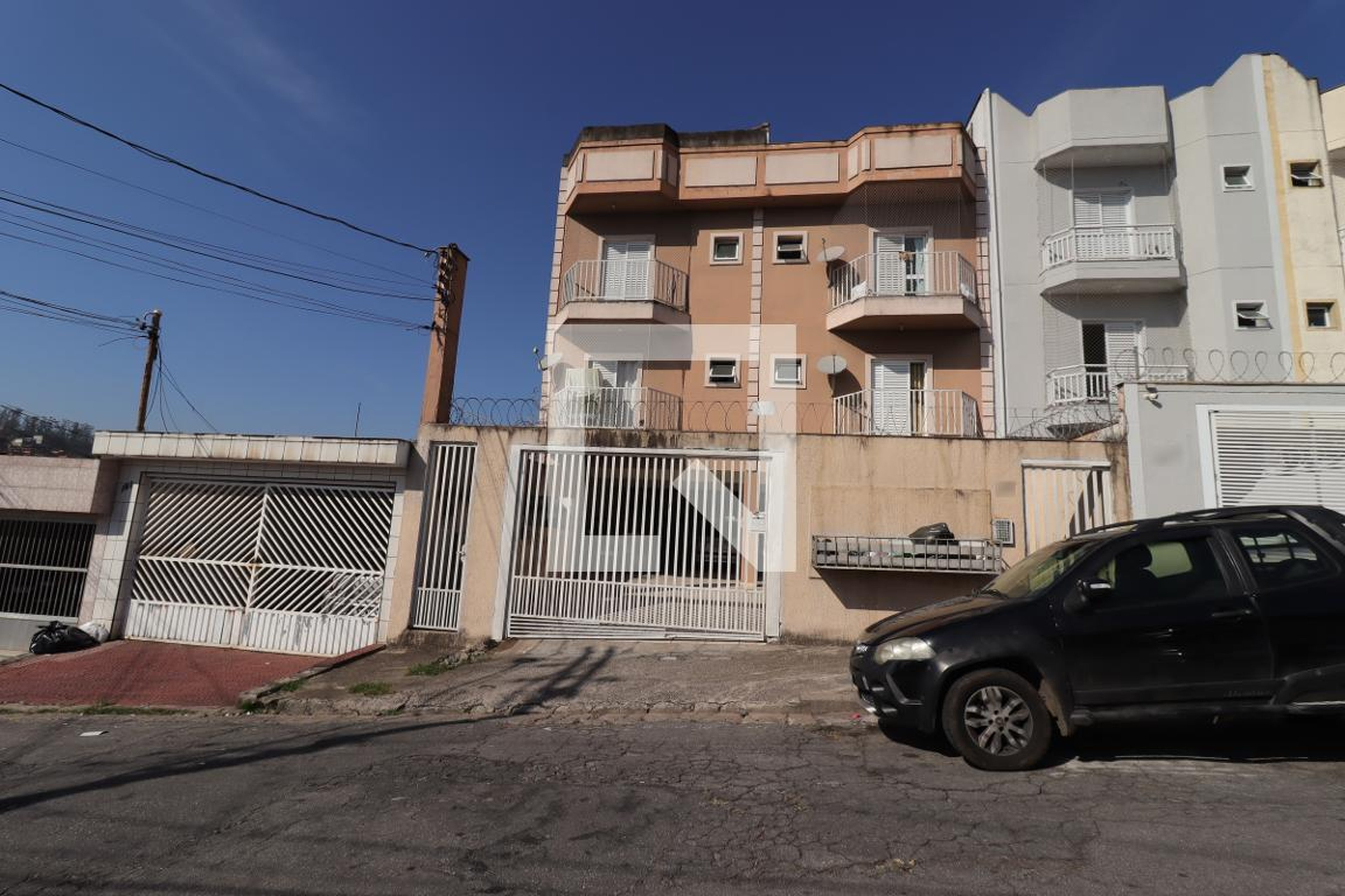 Fachada Condomínio em Rua Antônio Sáles, 197