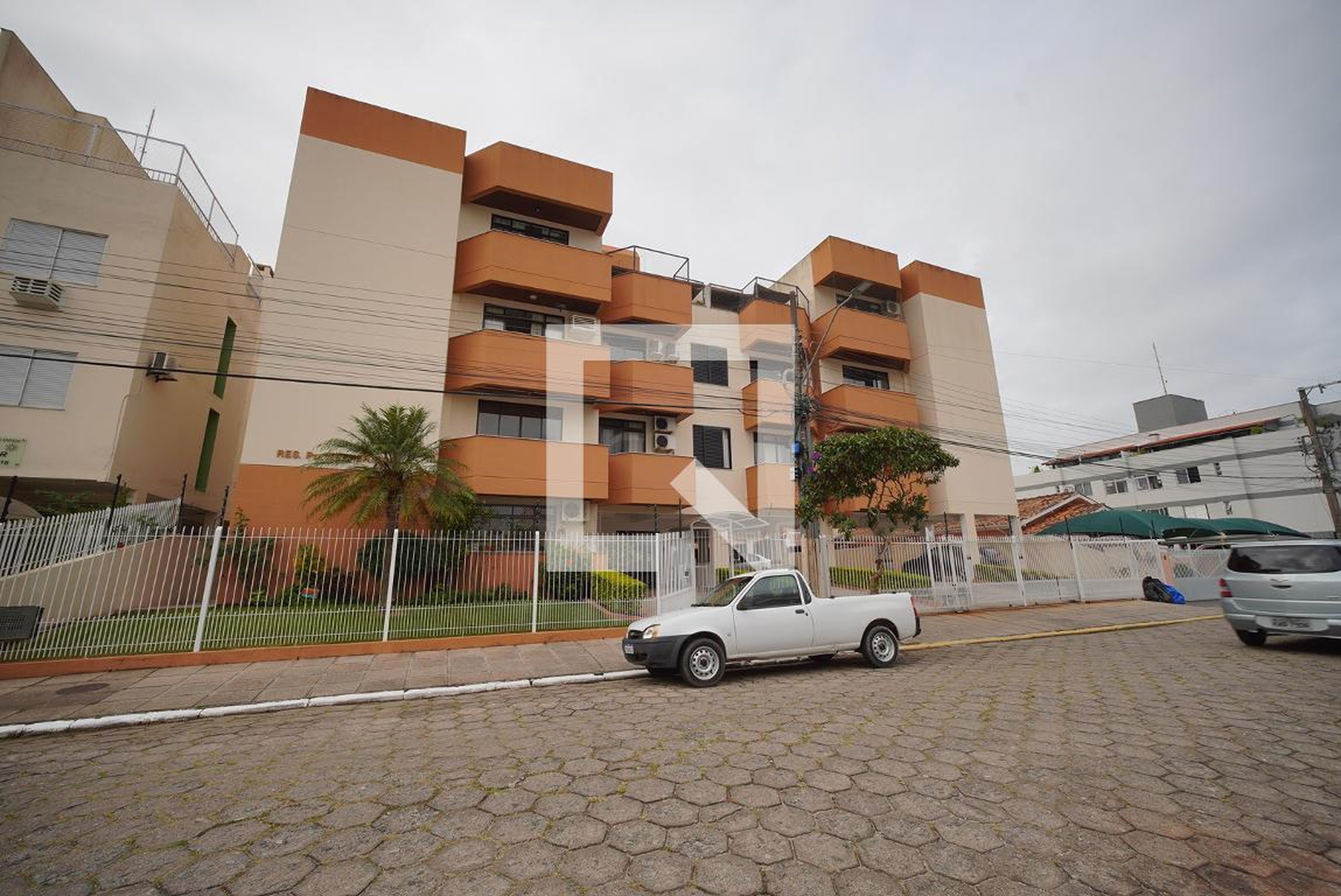 Fachada Condomínio em Rua Manoel Mancelos Moura, 402