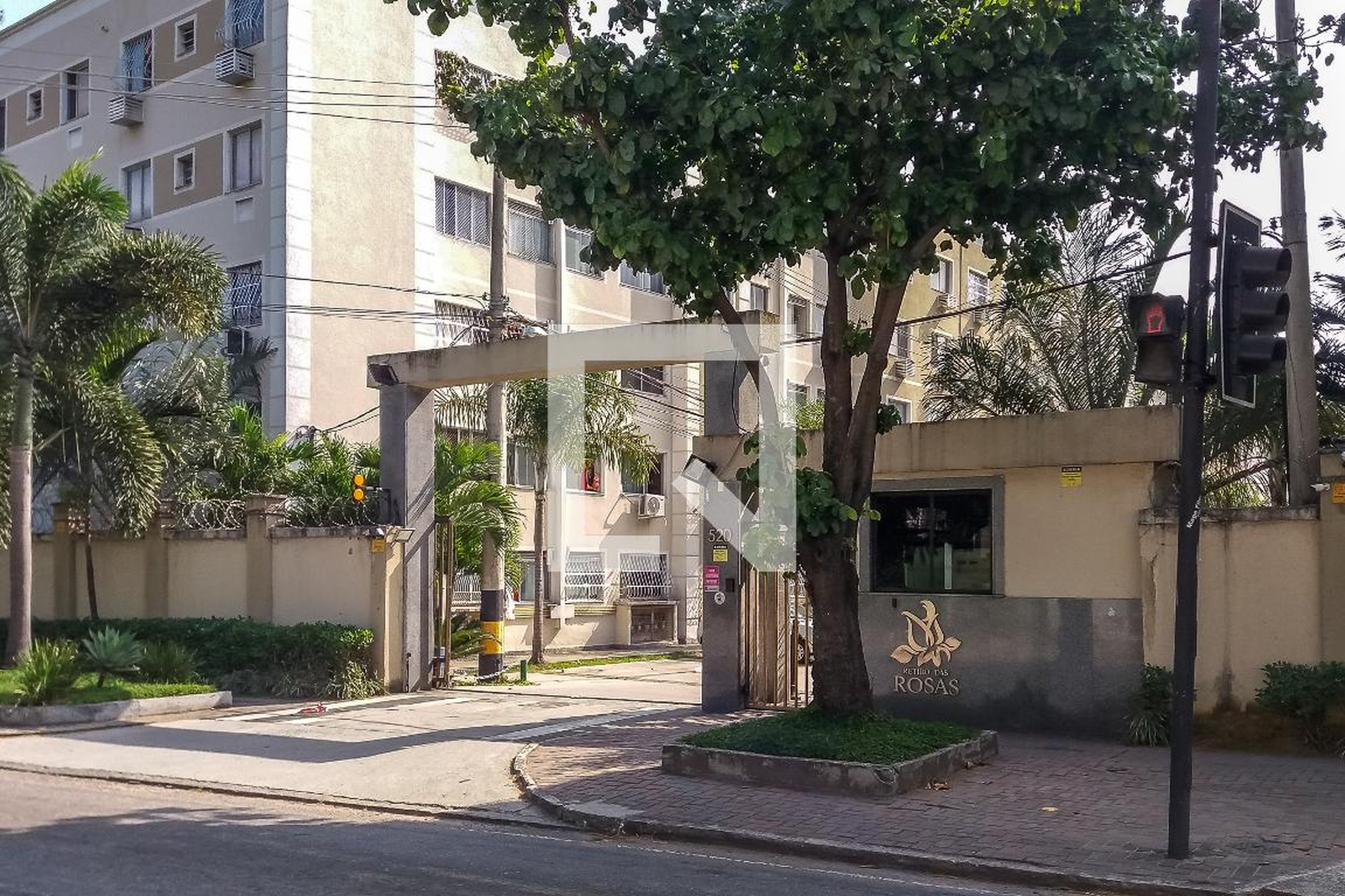 Fachada do Condomínio Condomínio Parque Retiro das Rosas