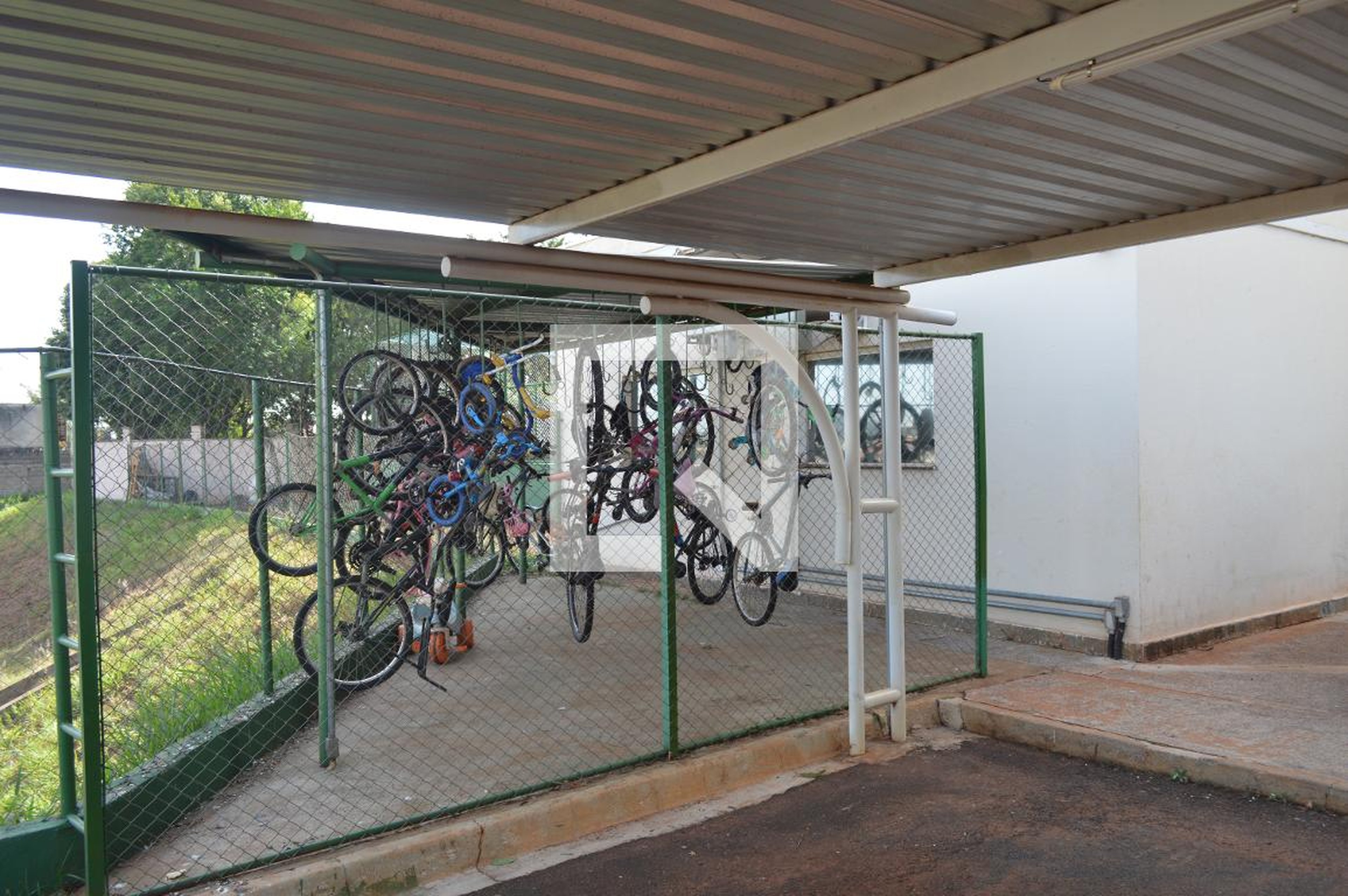 Bicicletário Condomínio em Rua Francisco de Almeida, 1101