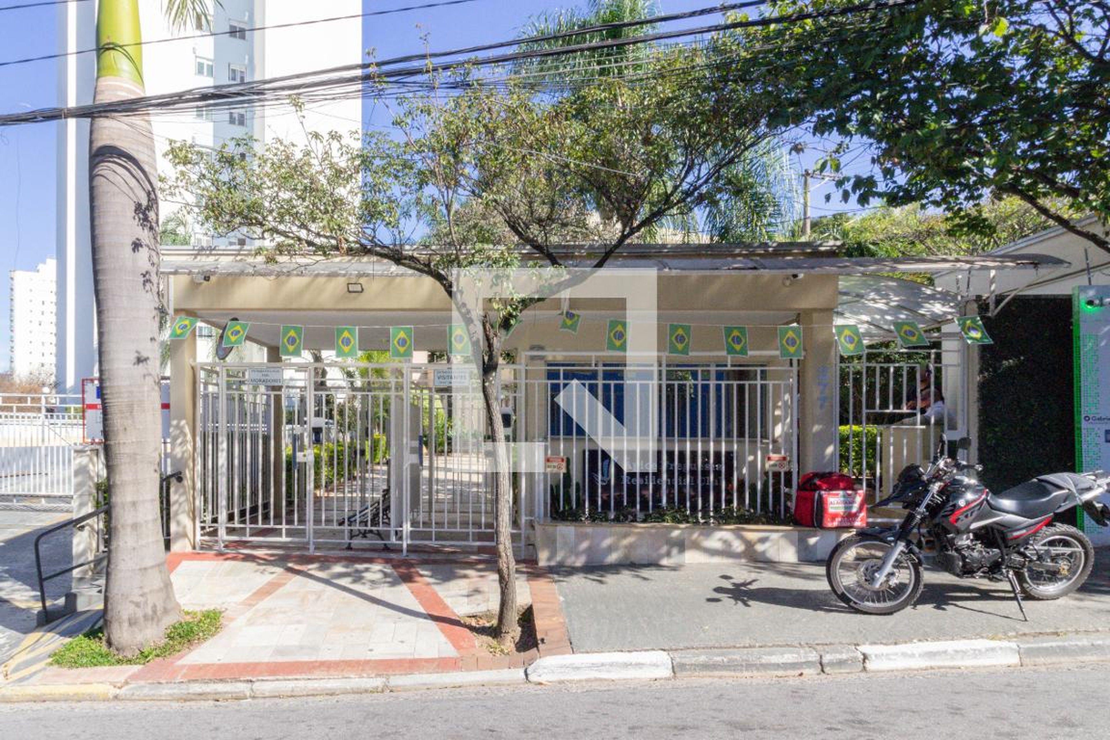 Fachada Condomínio em Rua Pedroso Xavier, 11