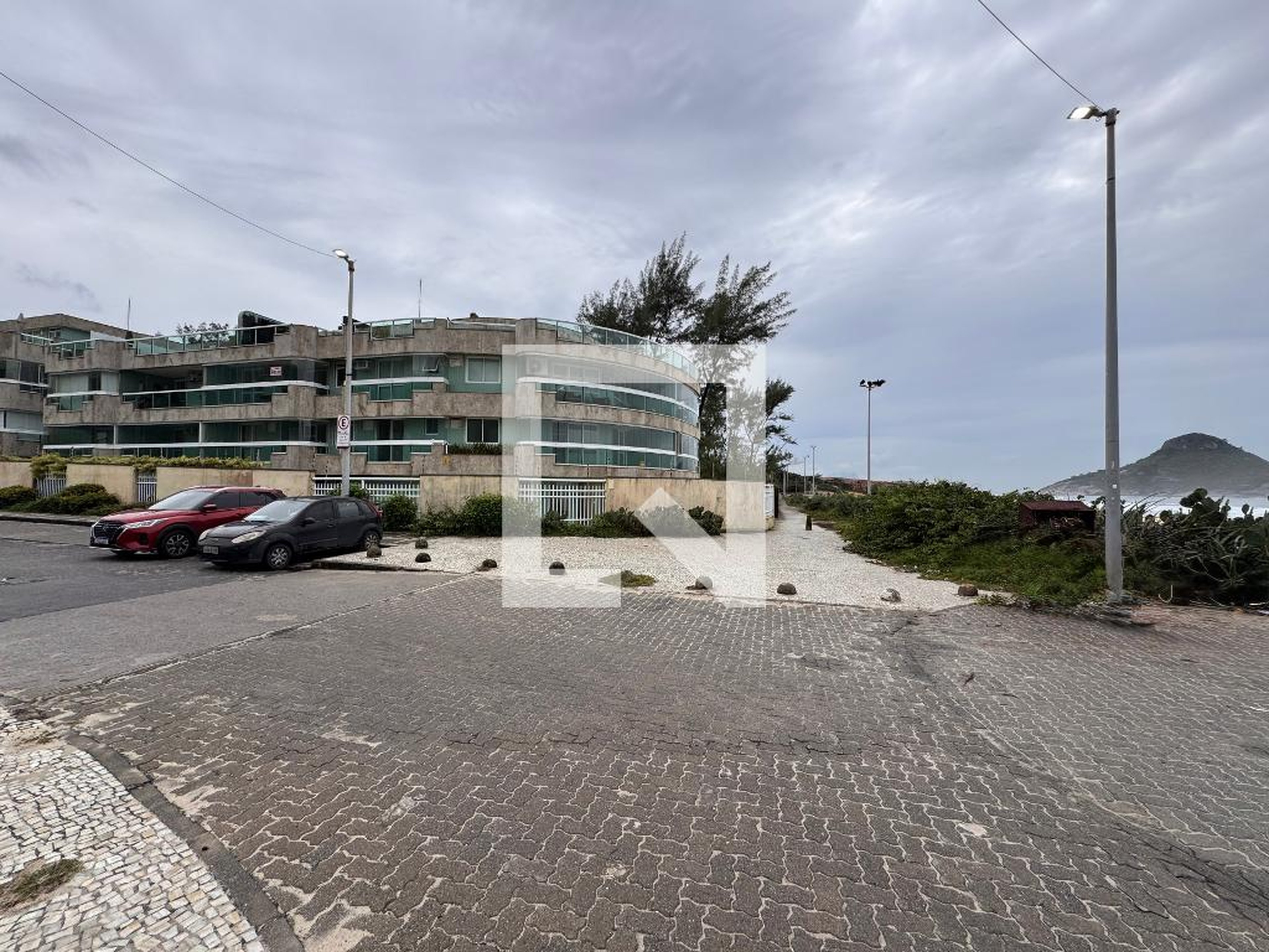 Fachada Edifício Sobre As Ondas