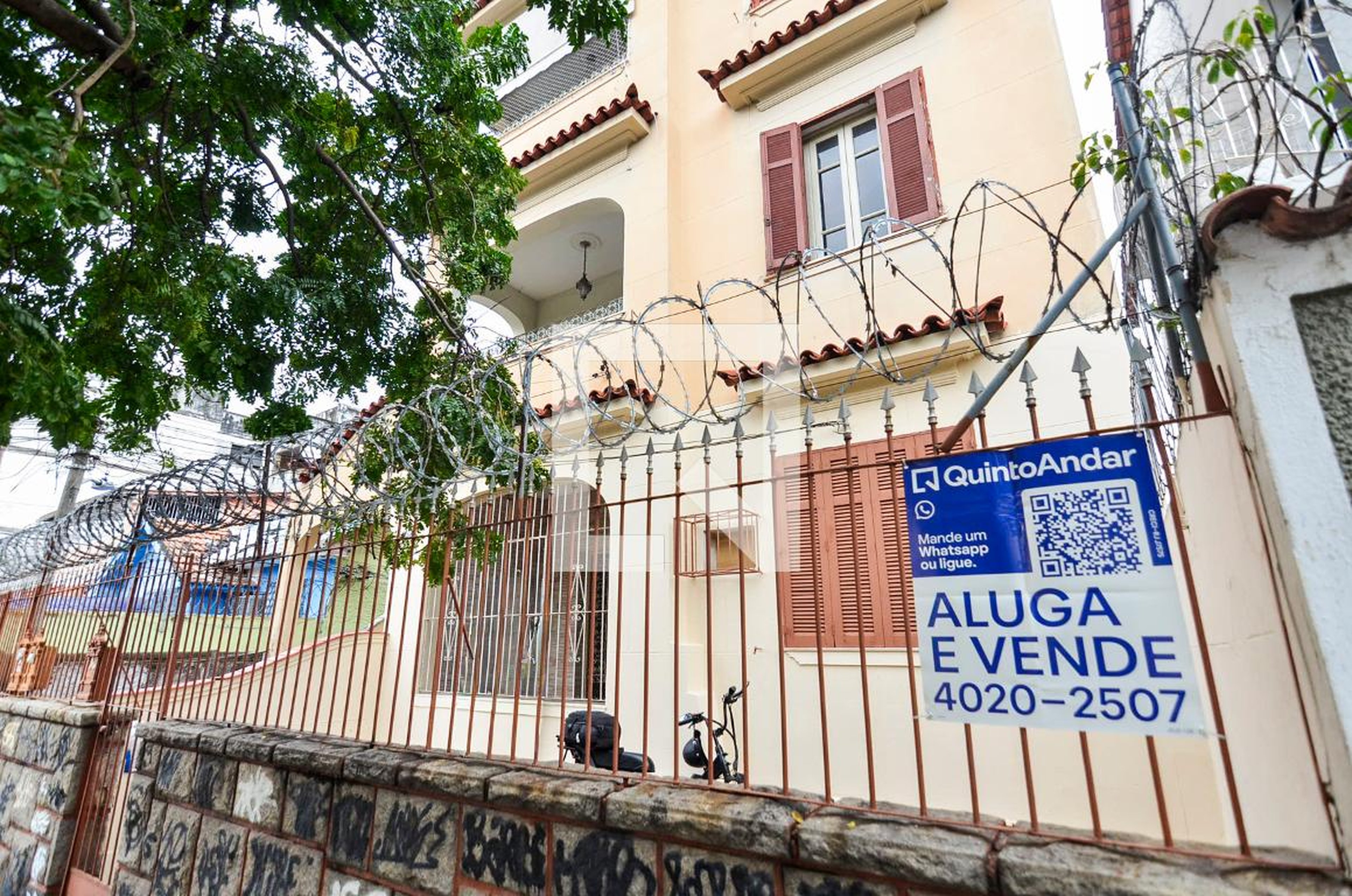 Fachada Condomínio em Rua Taváres Ferreira, 48