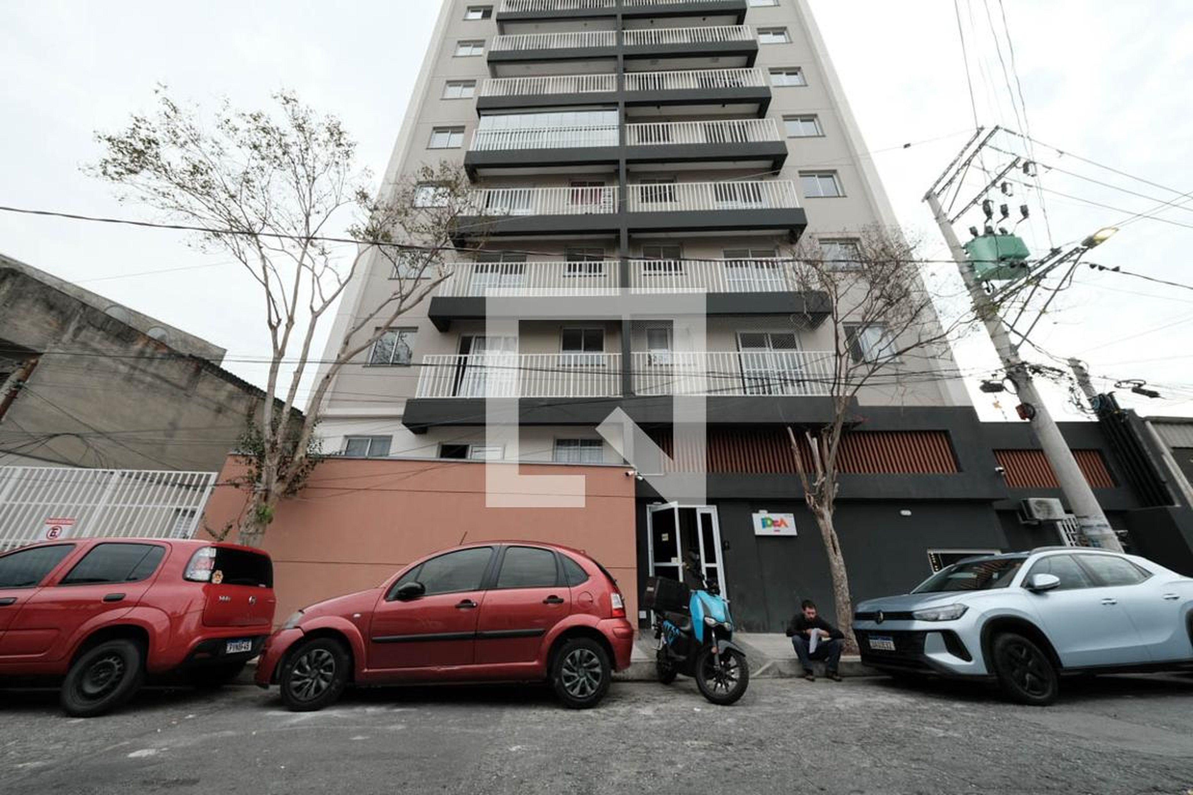 Fachada Condomínio em Rua Adriano Cintra, 37