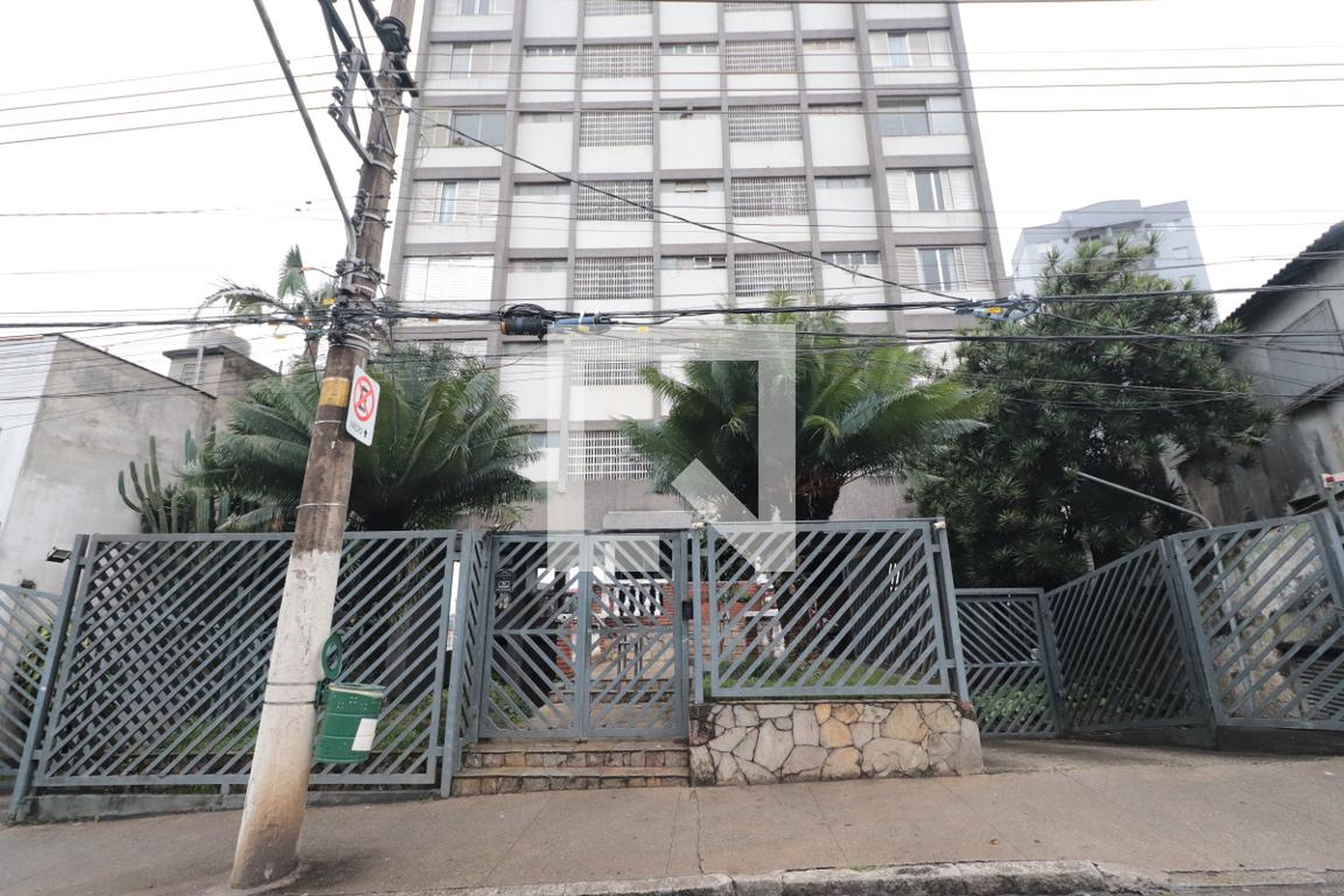 Fachada Condomínio em Rua Comendador Cantinho, 236