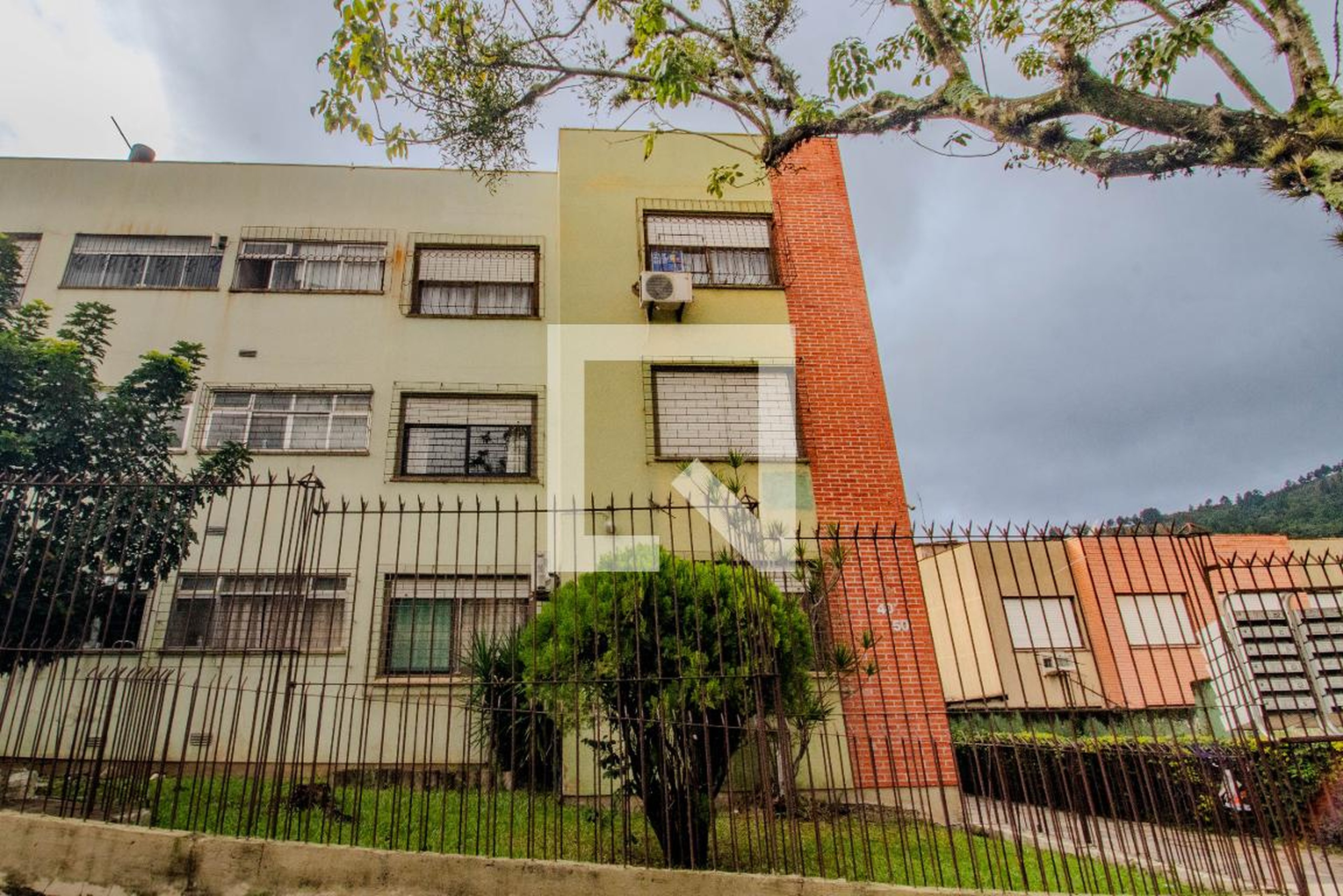 Fachada Condomínio em Rua Hugo Livi, 50