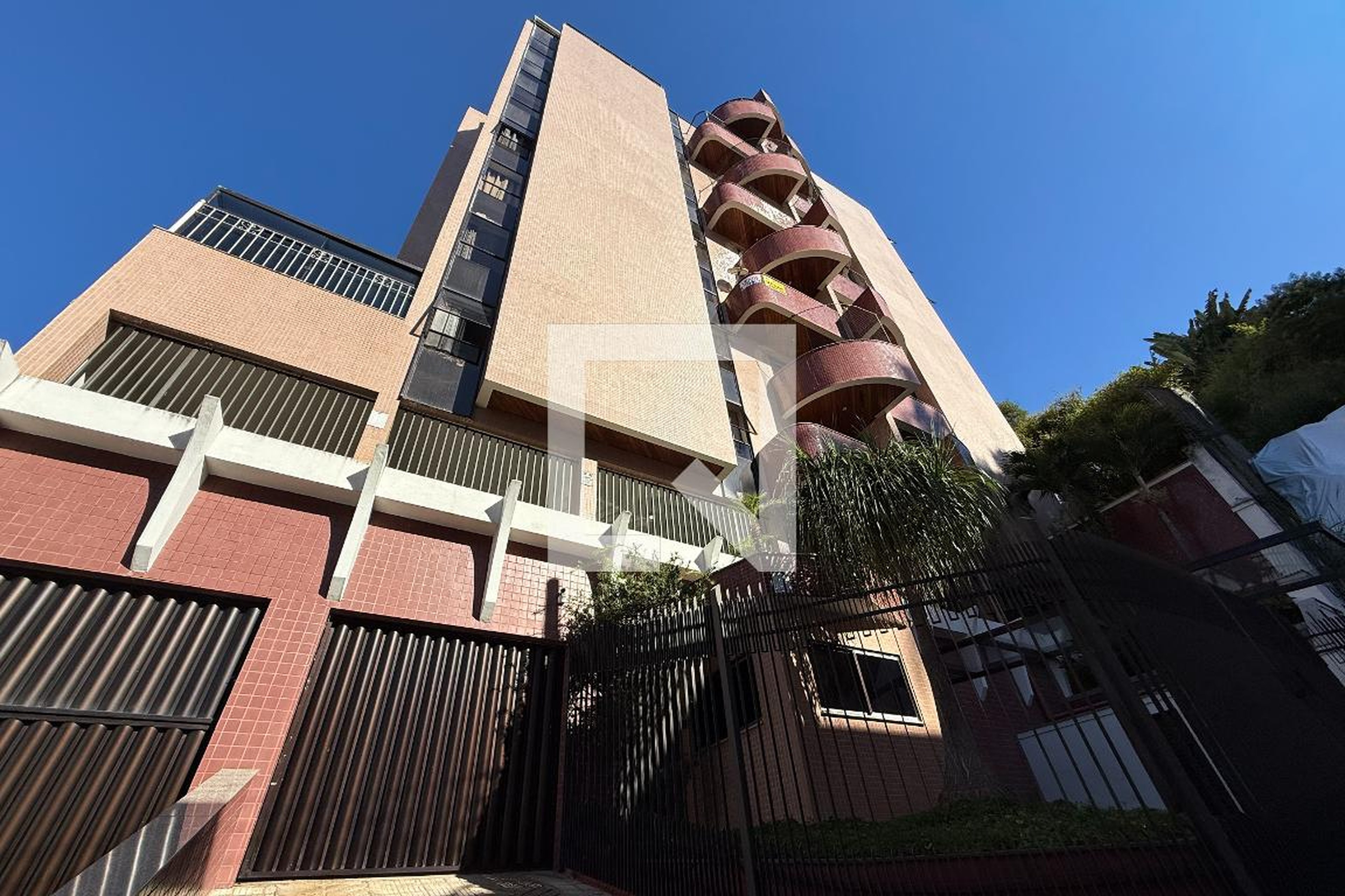 Fachada Condomínio em Rua Oscar Vidal, 569