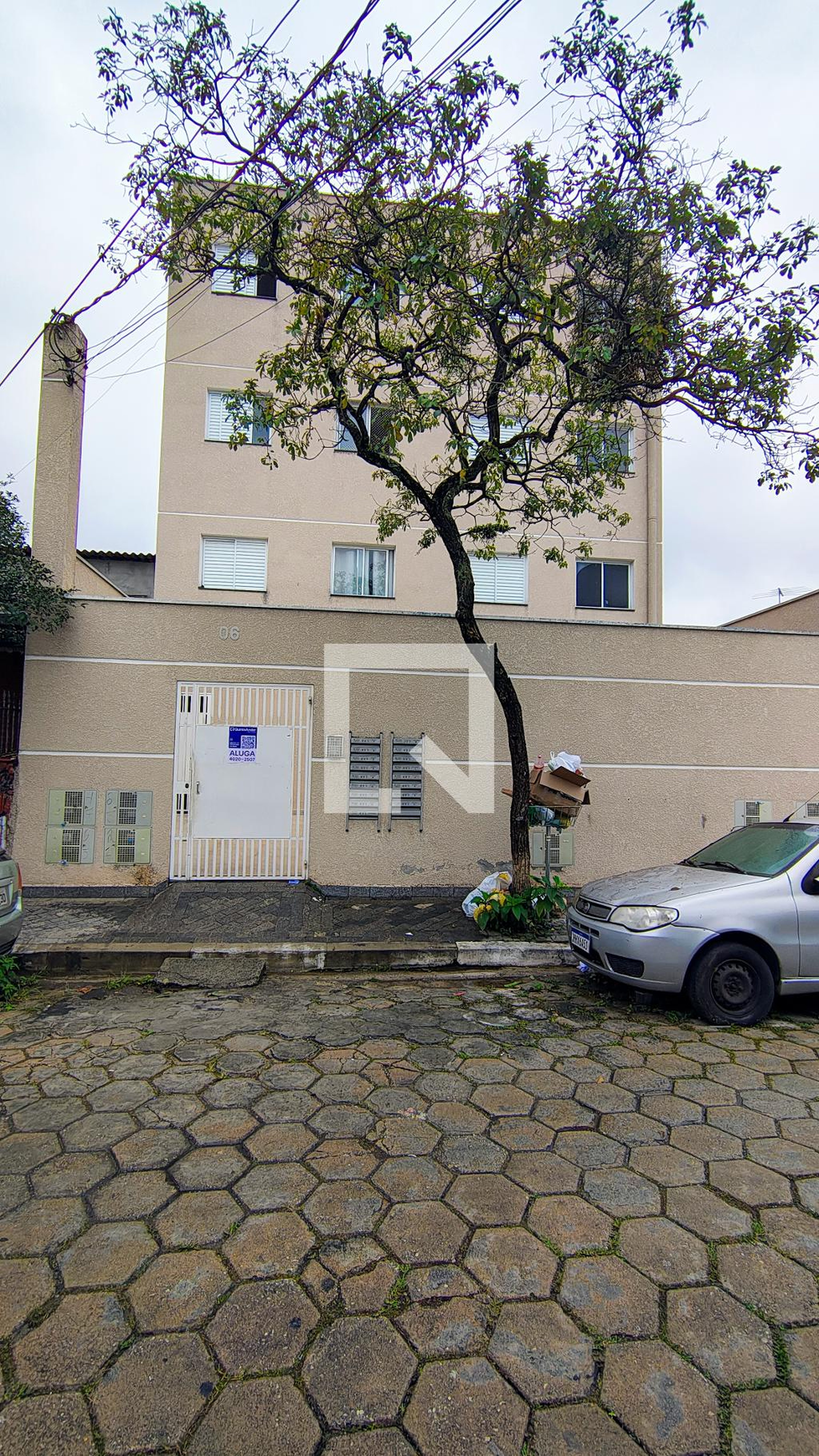 Fachada Condomínio em Rua Atília Delbon Biscuola, 06