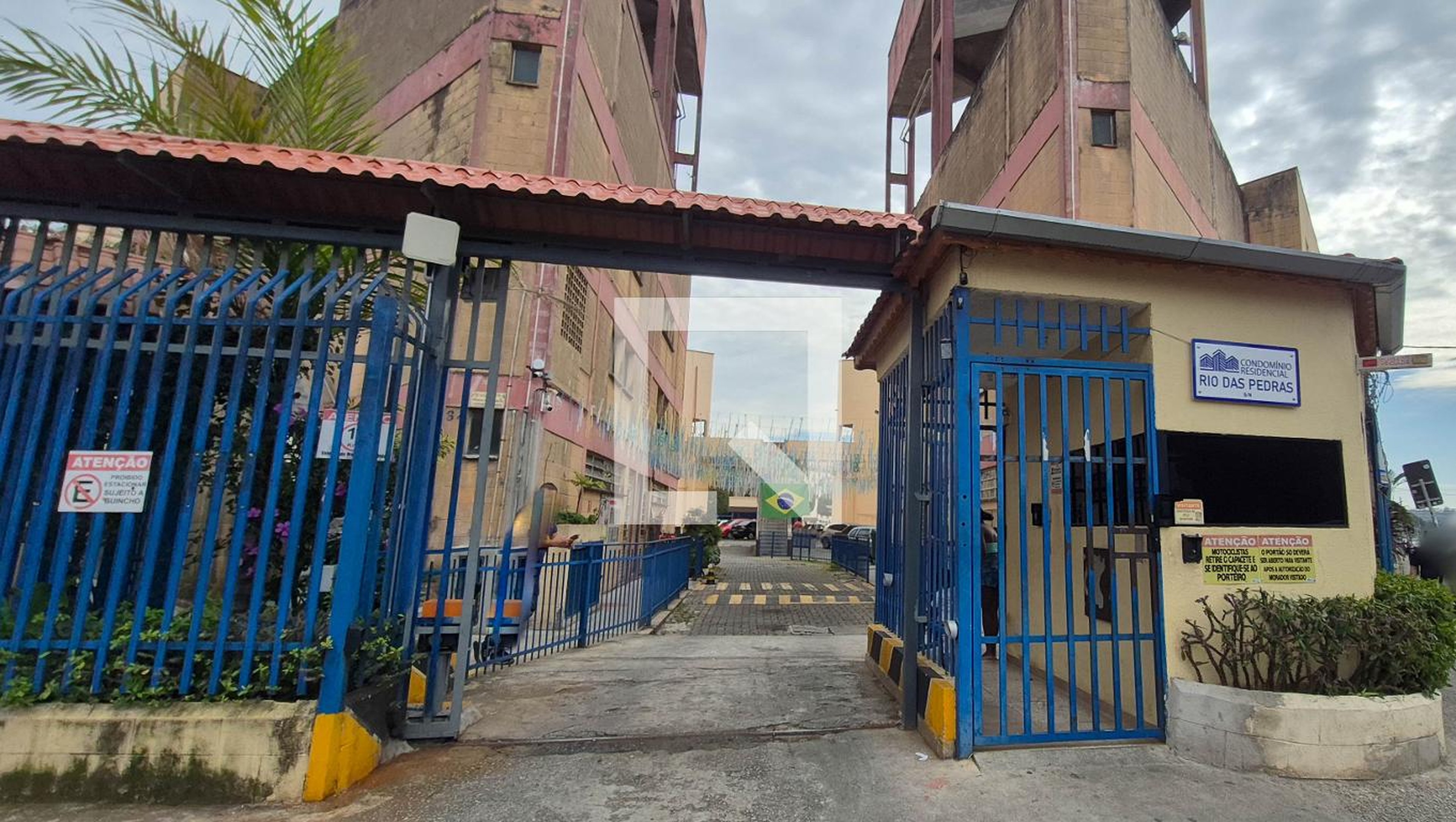 Fachada Condomínio em Rua São Gonçalo do Rio das Pedras, 970