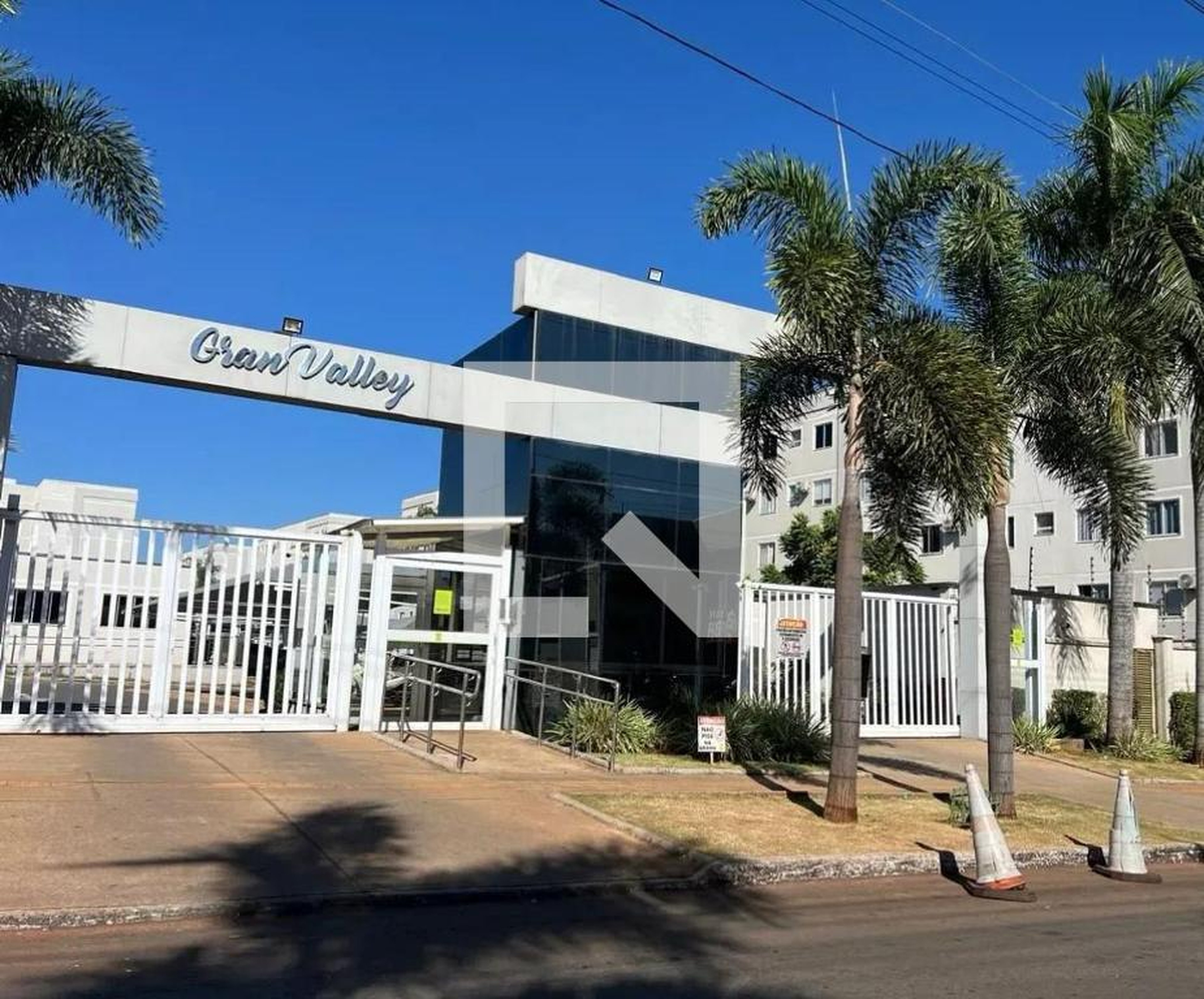 Fachada Condomínio em Rua RIT 3, 3