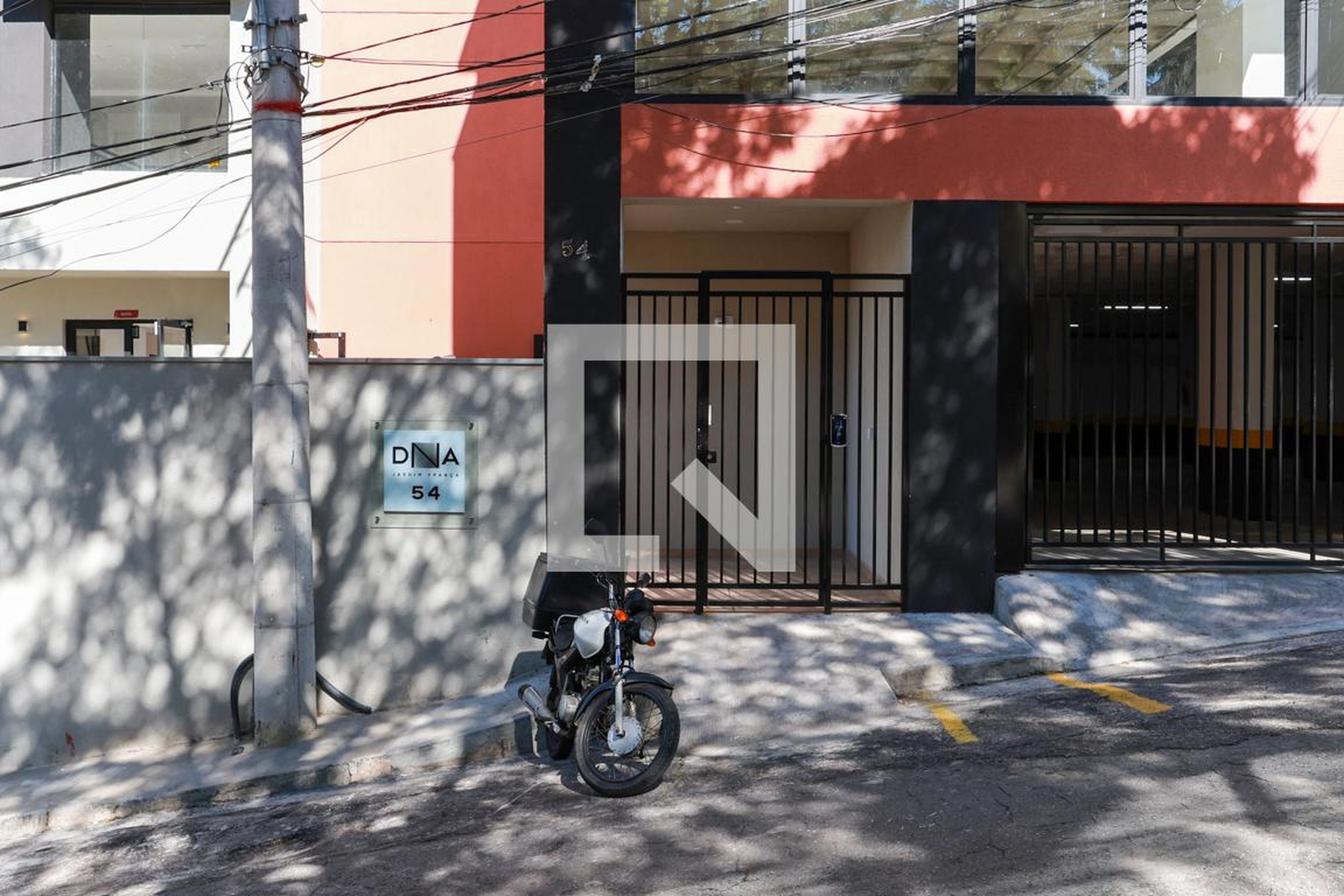 Fachada do condomínio Condomínio em Avenida Água Fria, 1848