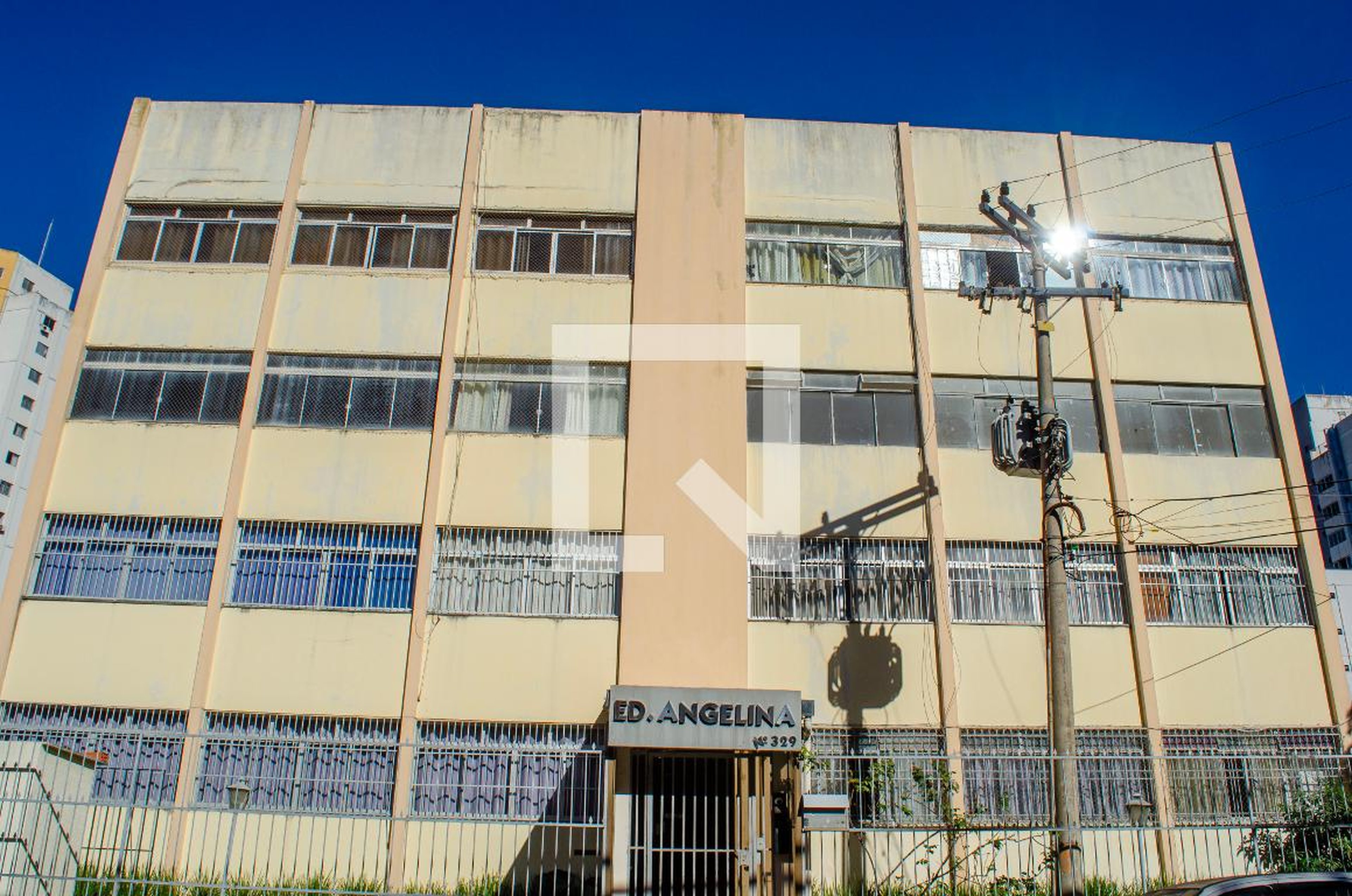 Fachada do Prédio Condomínio em Rua 24, 24