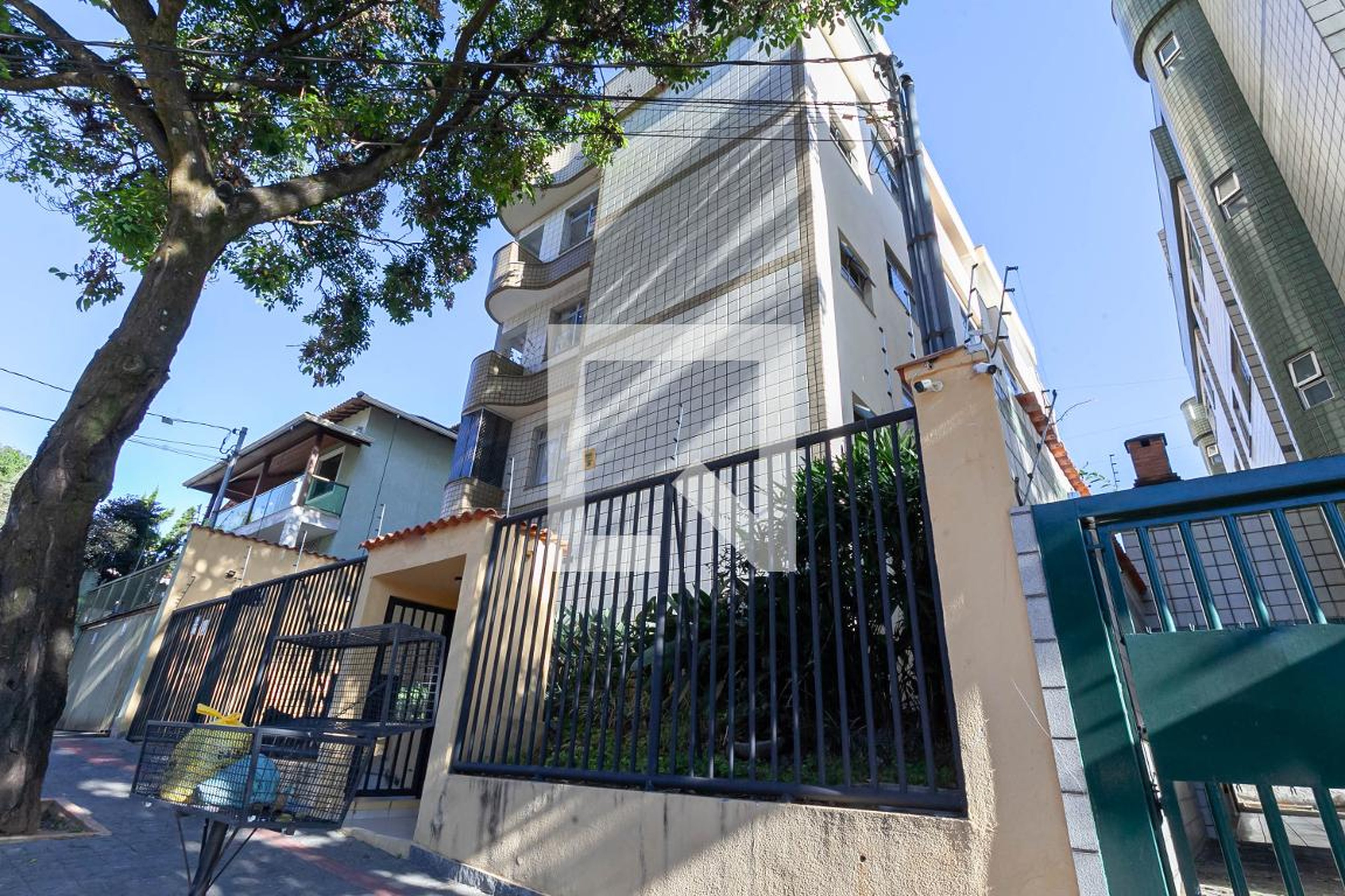 Fachada Condomínio em Rua Castelo de Windsor, 451
