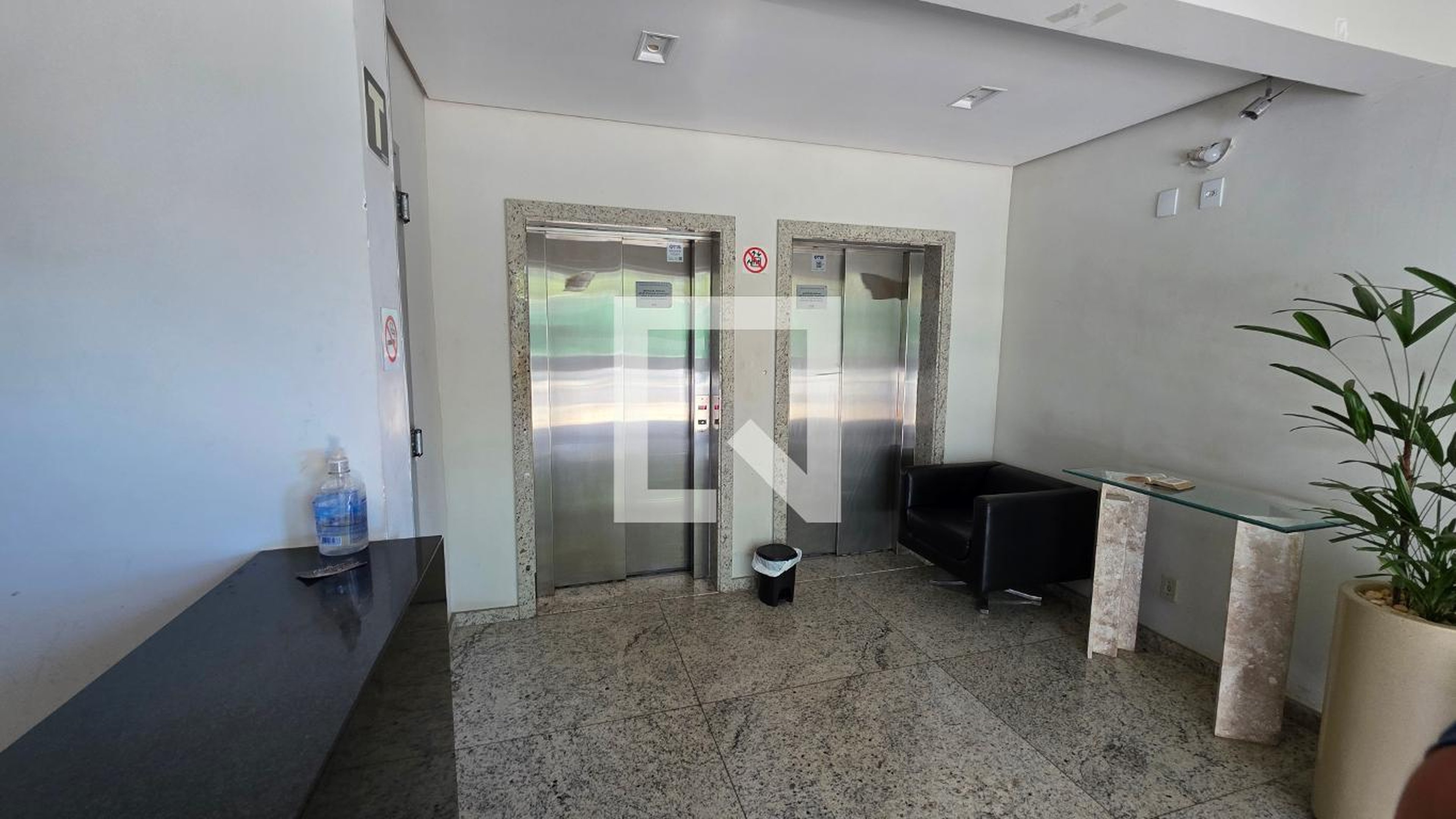 Hall de entrada Condomínio em Rua Aleomar Baleeiro, 492