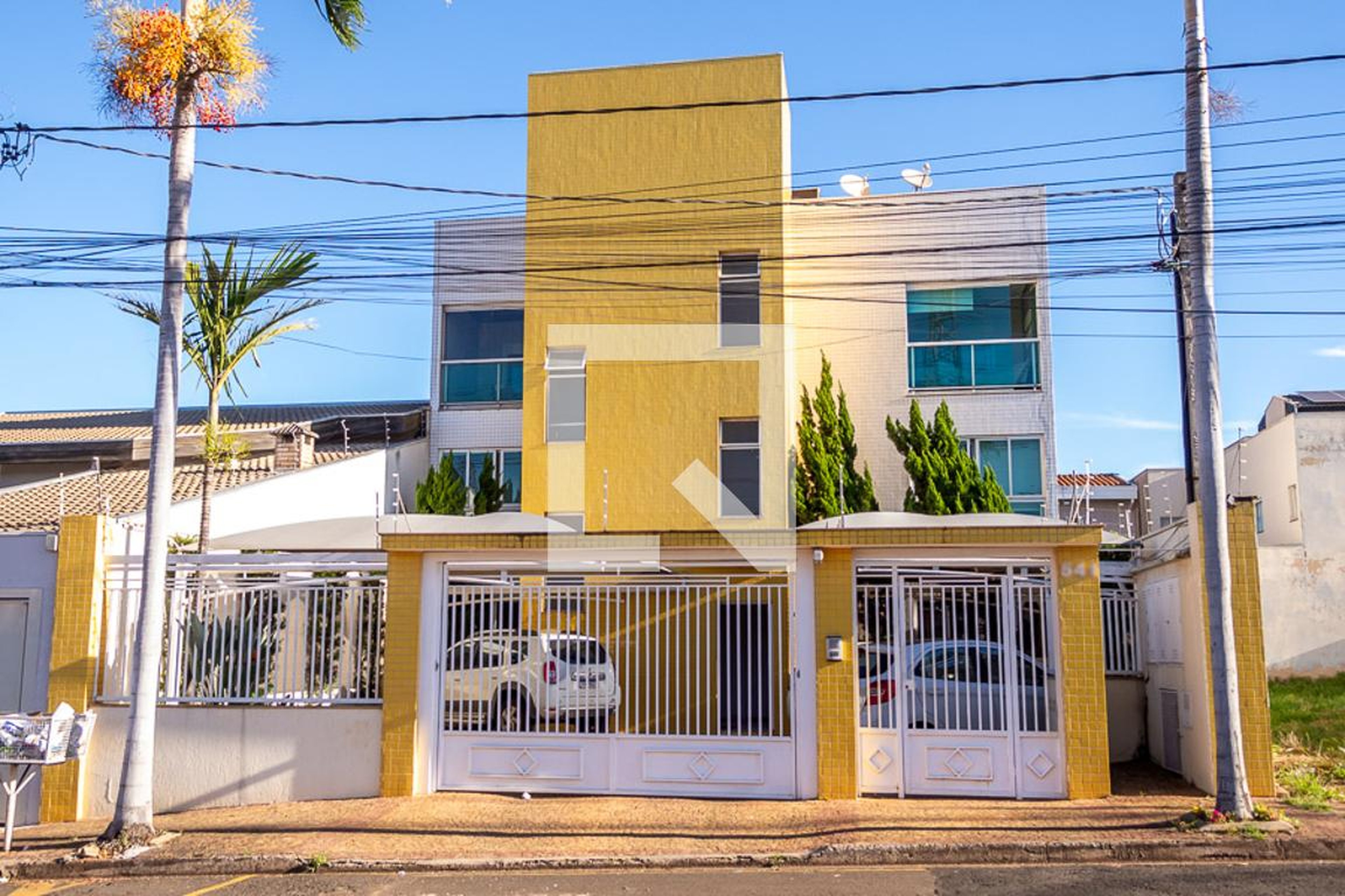 Fachada Condomínio em Avenida Professora Fanny Olivieri, 541