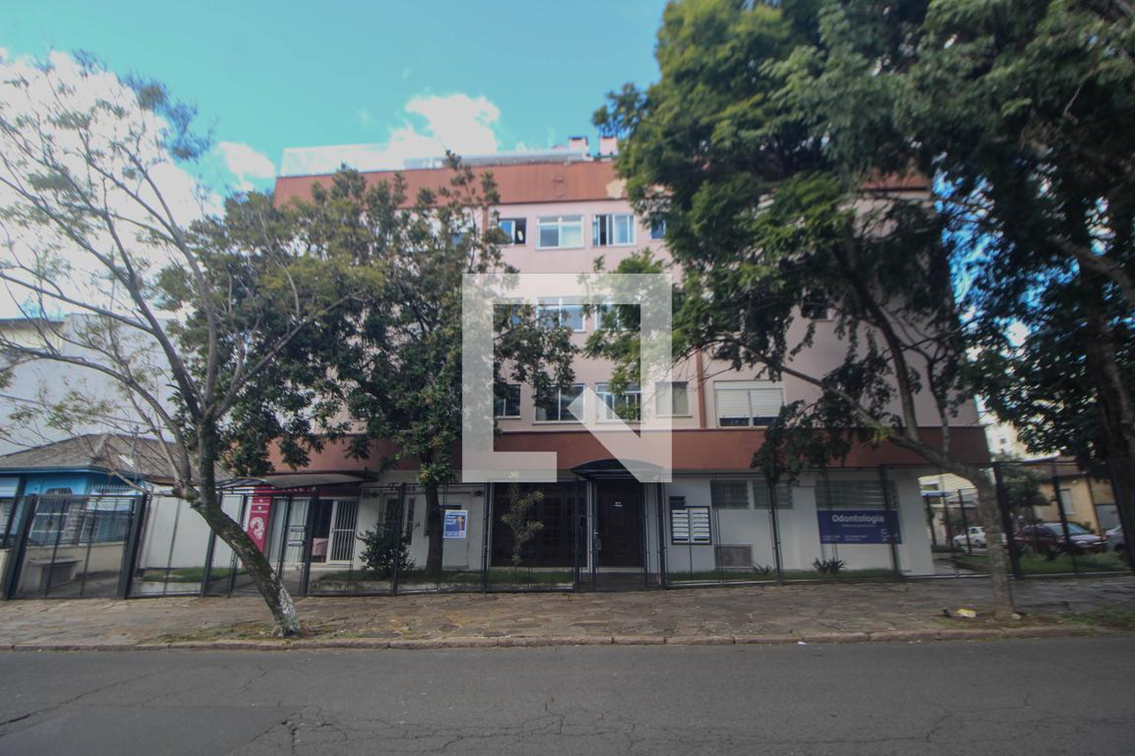 Fachada Condomínio em Rua Vicente da Fontoura, 977