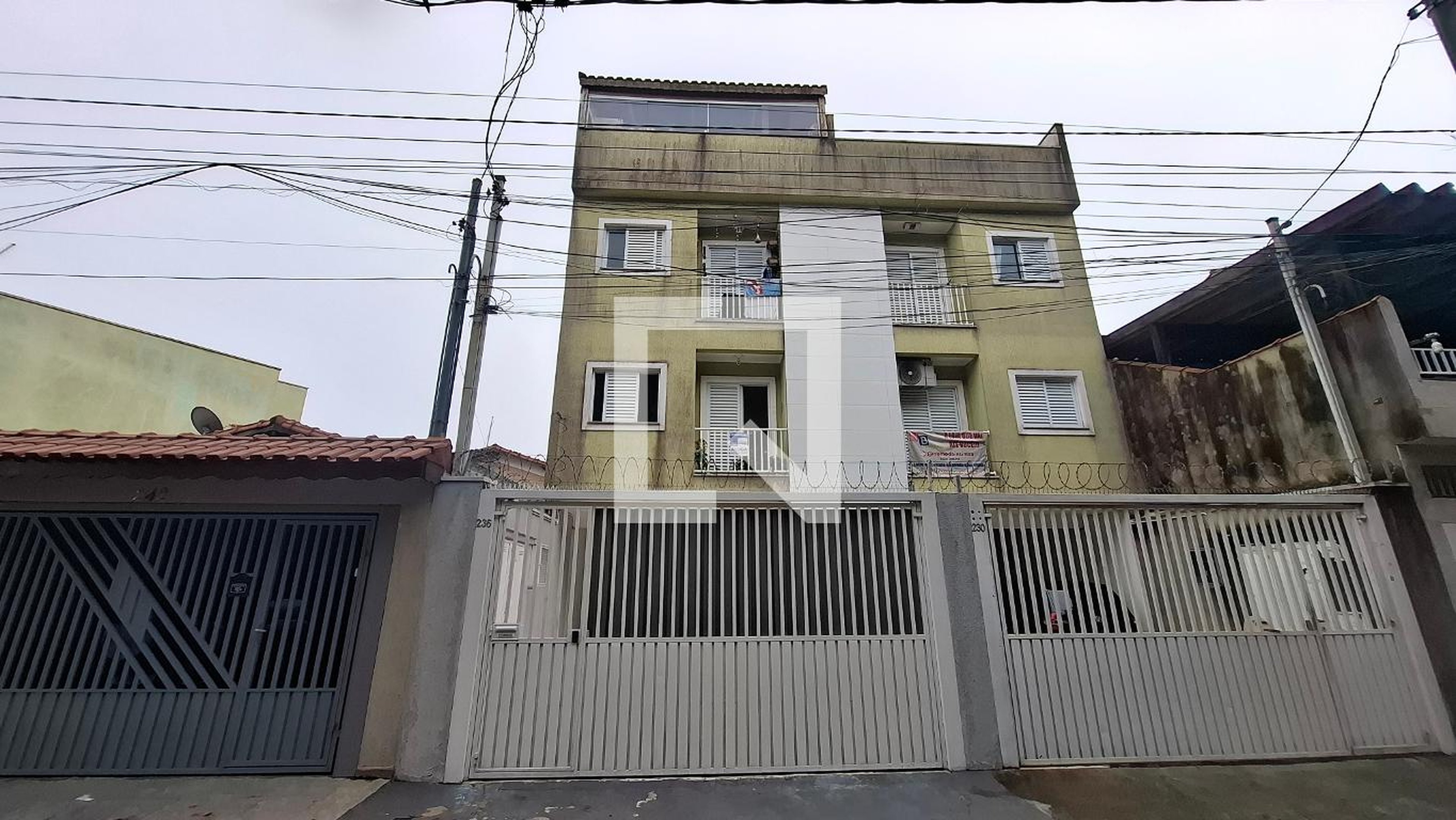 Fachada Condomínio em Rua Rogerio Giorgi, 236