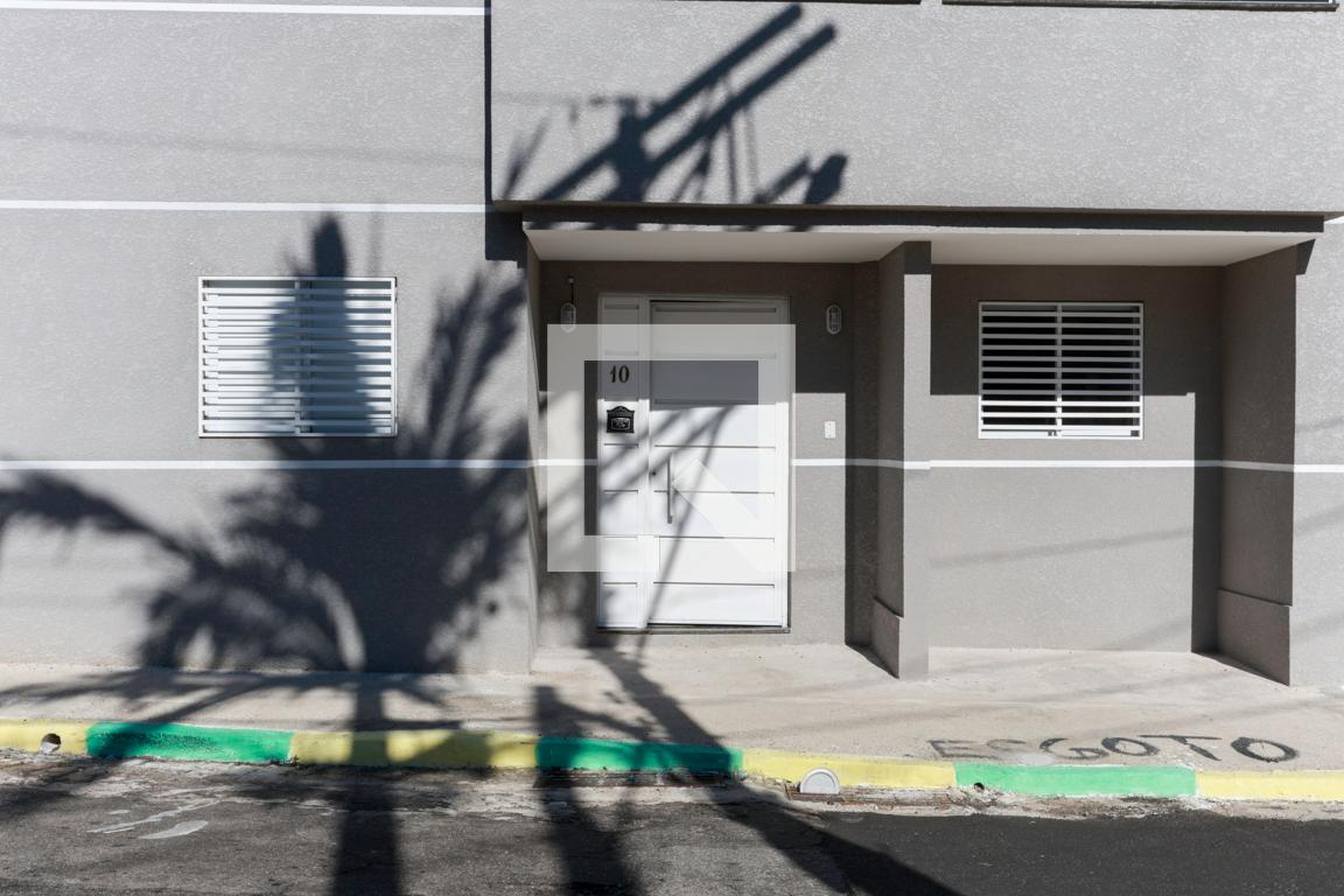 Fachada do condomínio Condomínio em Rua Iapucanin, 10