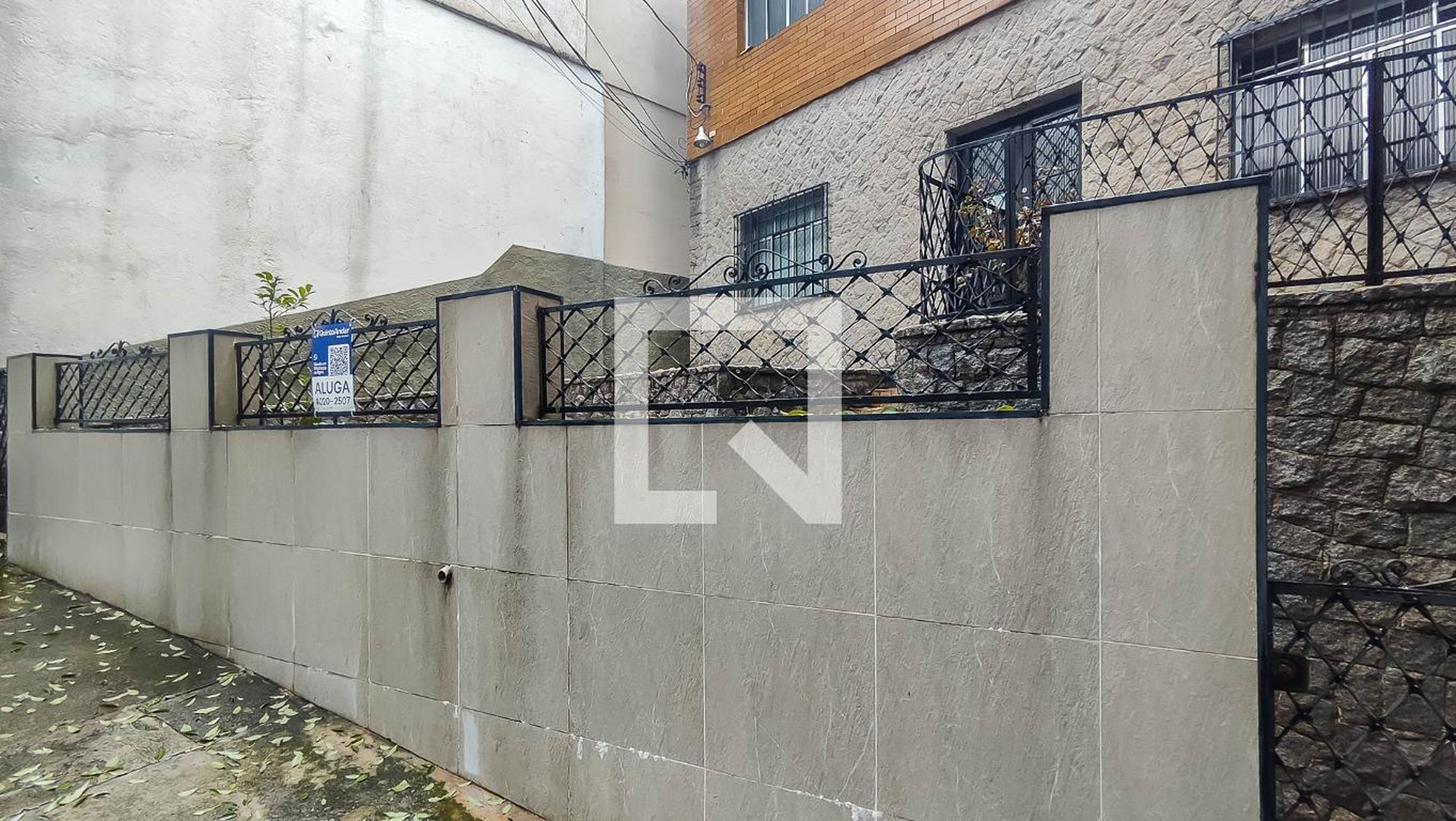 Fachada Condomínio em Rua Outeiro da Cruz, 161