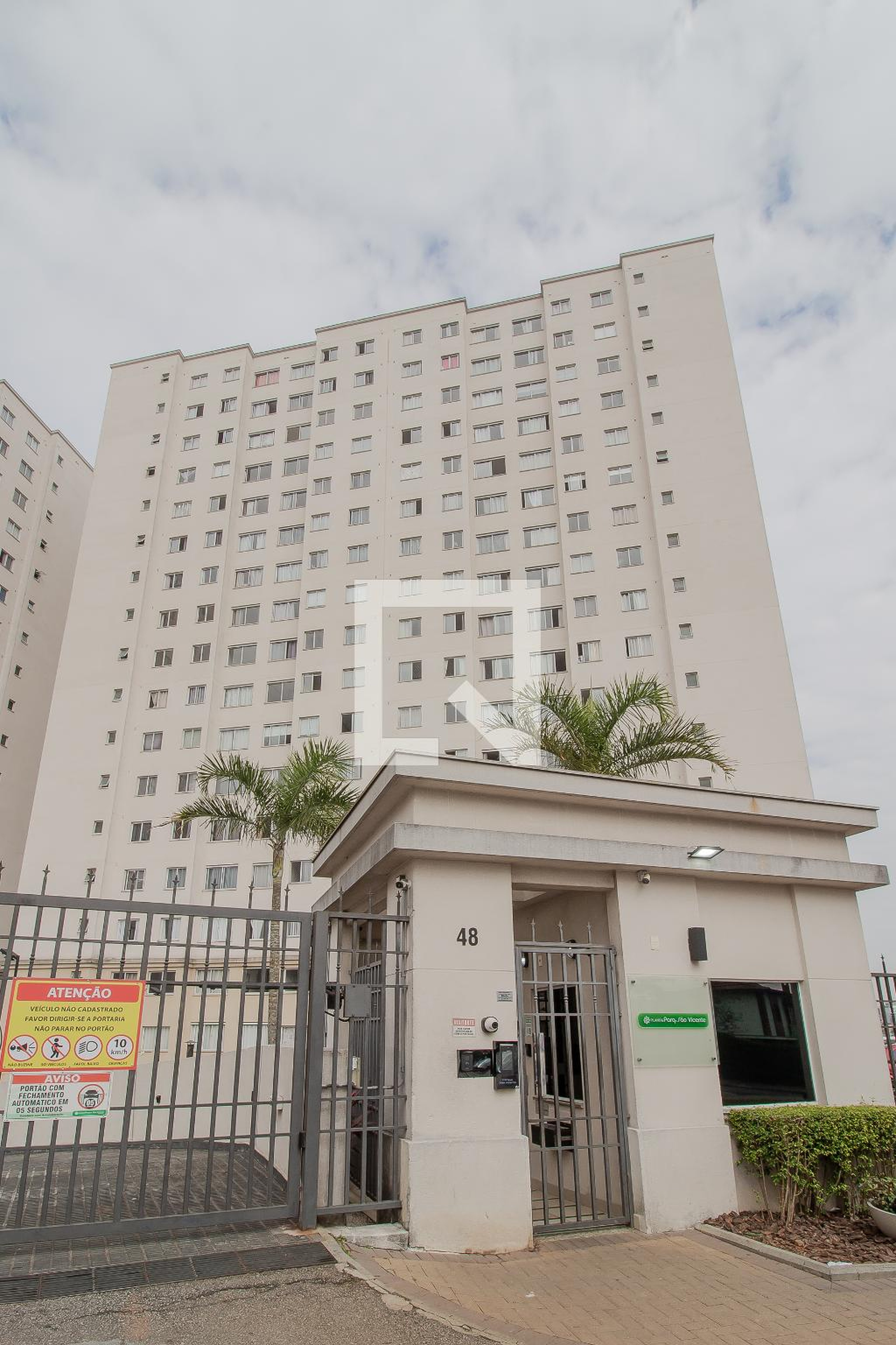 Fachada do condomínio Condomínio Plano e Parque São Vicente