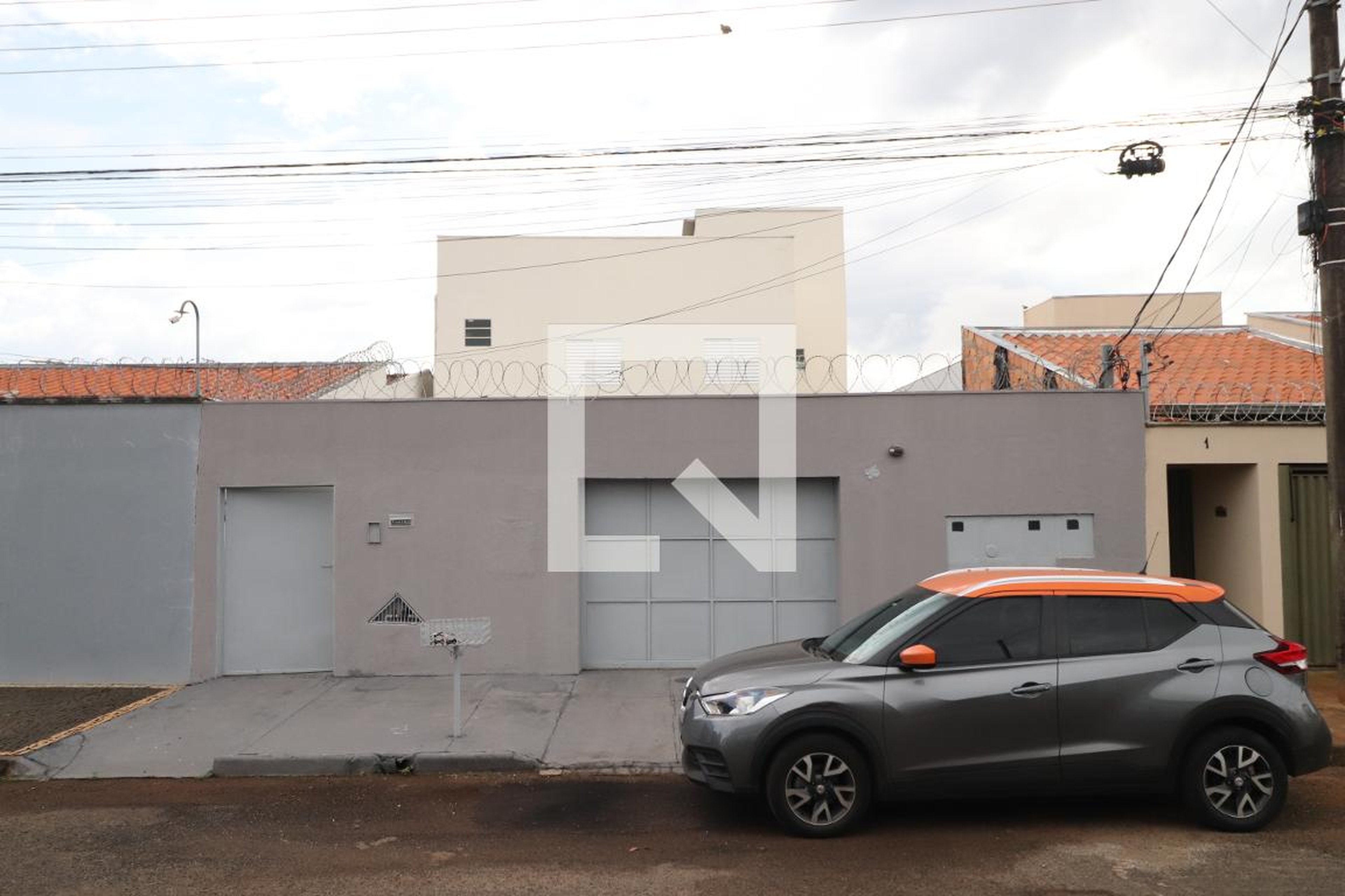 Fachada Condomínio em Rua Aelza Amelia Pereira, 95