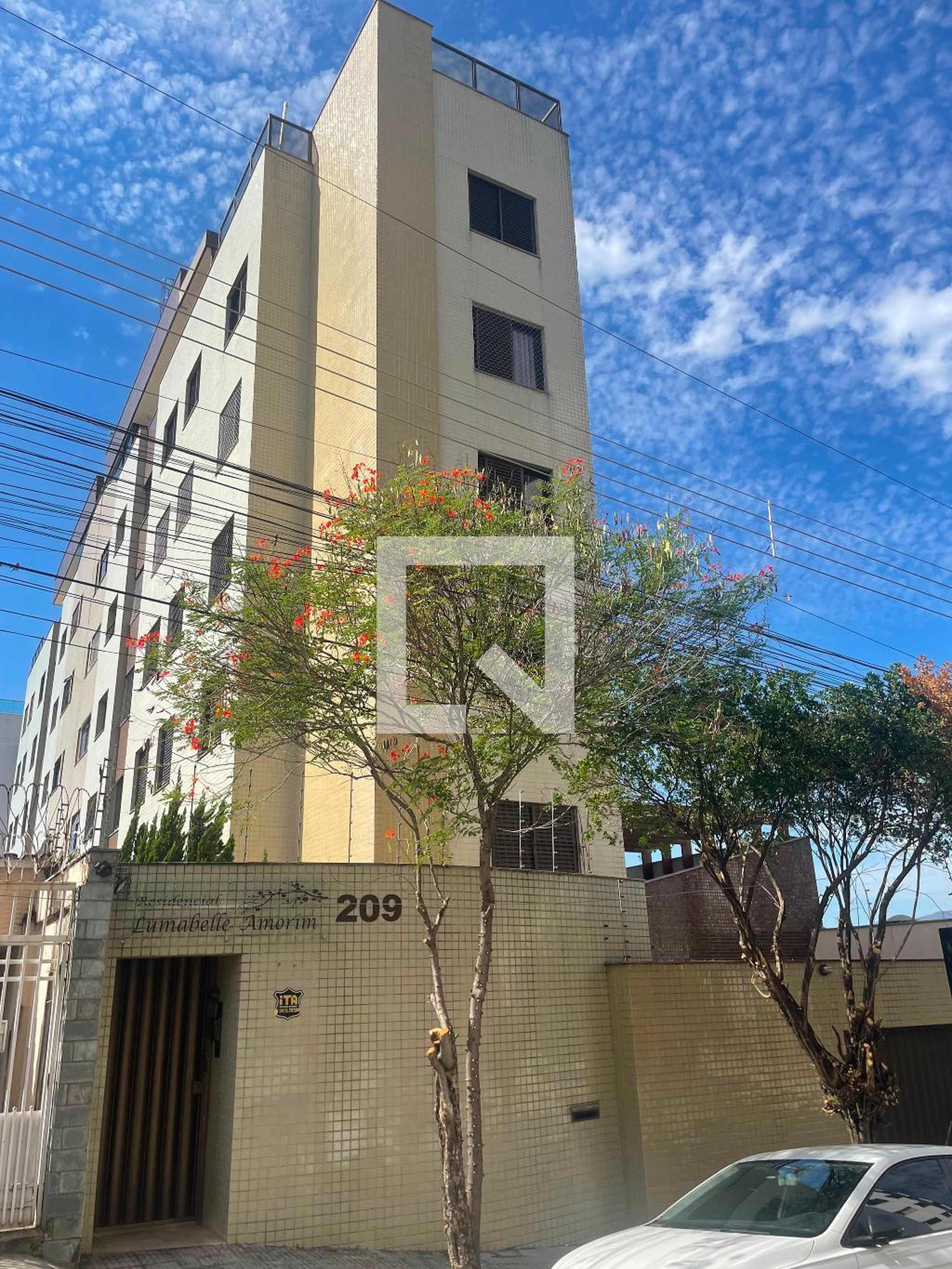 Fachada Condomínio em Rua Curral Del Rei, 209